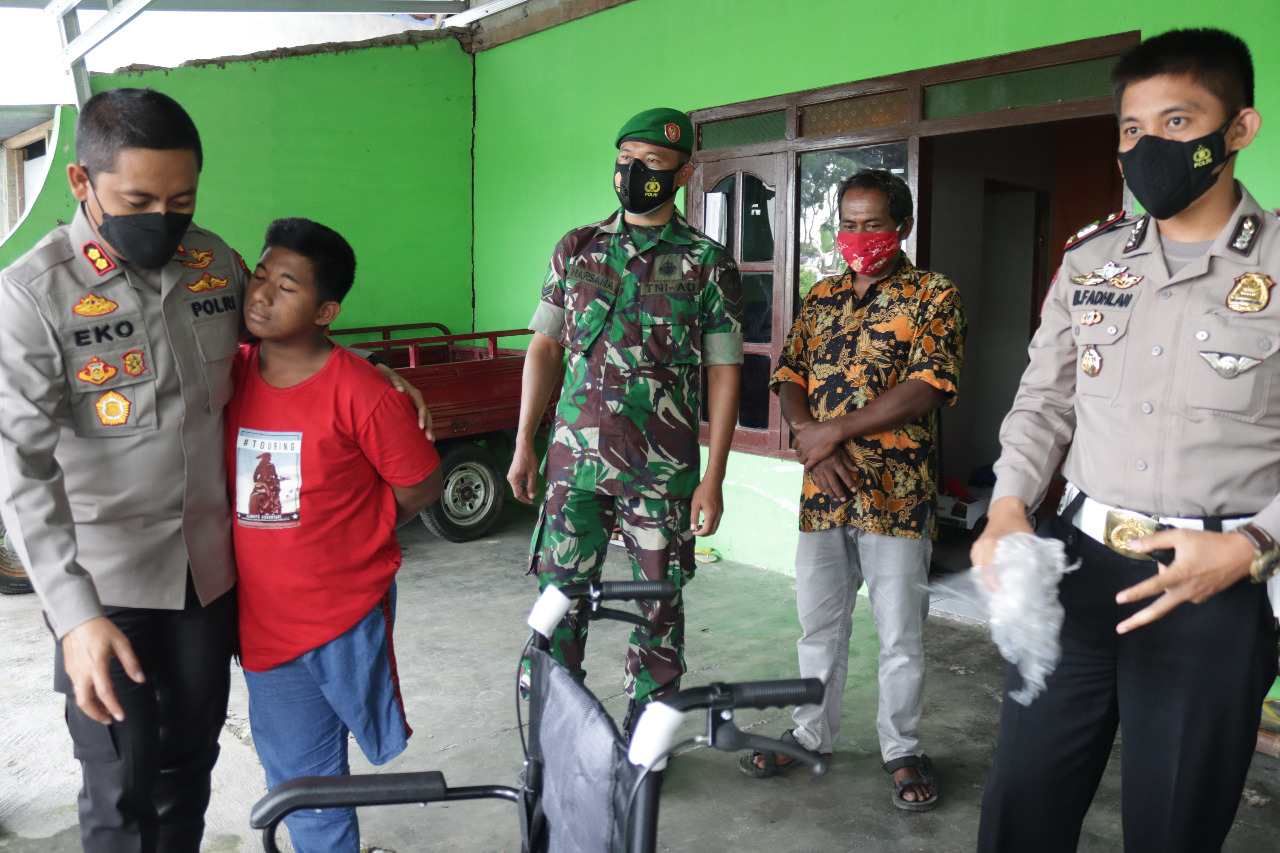 Kapolres Klaten AKB Eko Prasetyo menyerahkan sepatu roda kepada Fajar Saputra
