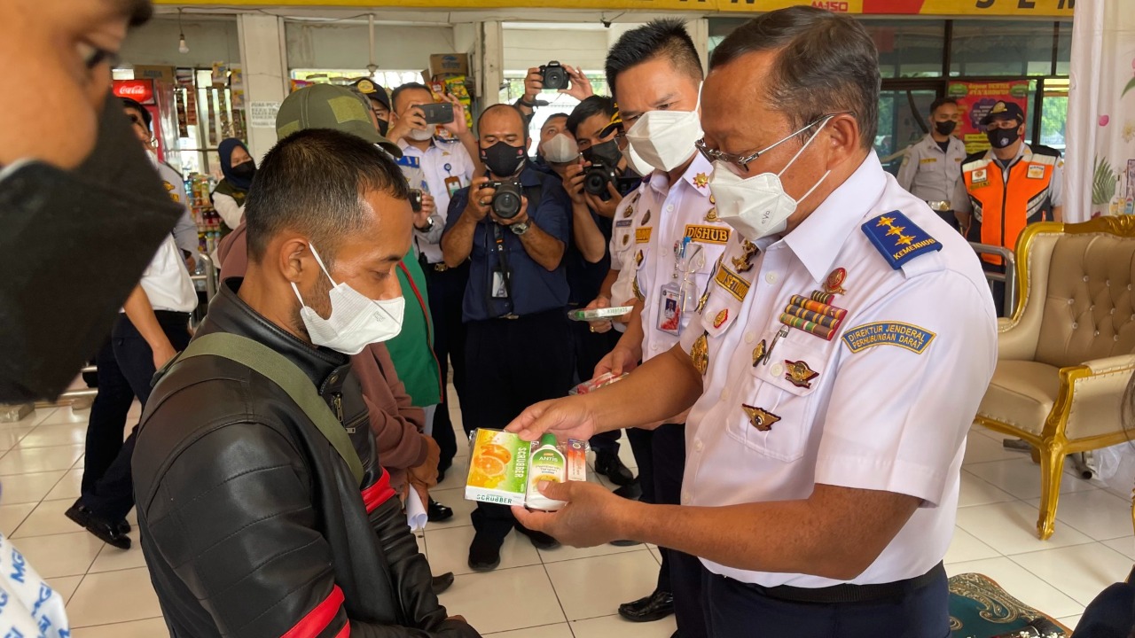 Dirjen Perhubungan Darat Budi Setiyadi membagikan healthy kit kepada penumpang di Terminal Kampung Rambutan, Jakarta Timur.