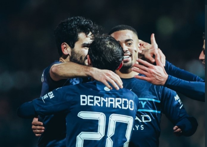 Para pemain Manchester City melakukan selebrasi usai mencetak gol ke gawang Swindon di laga Piala FA.