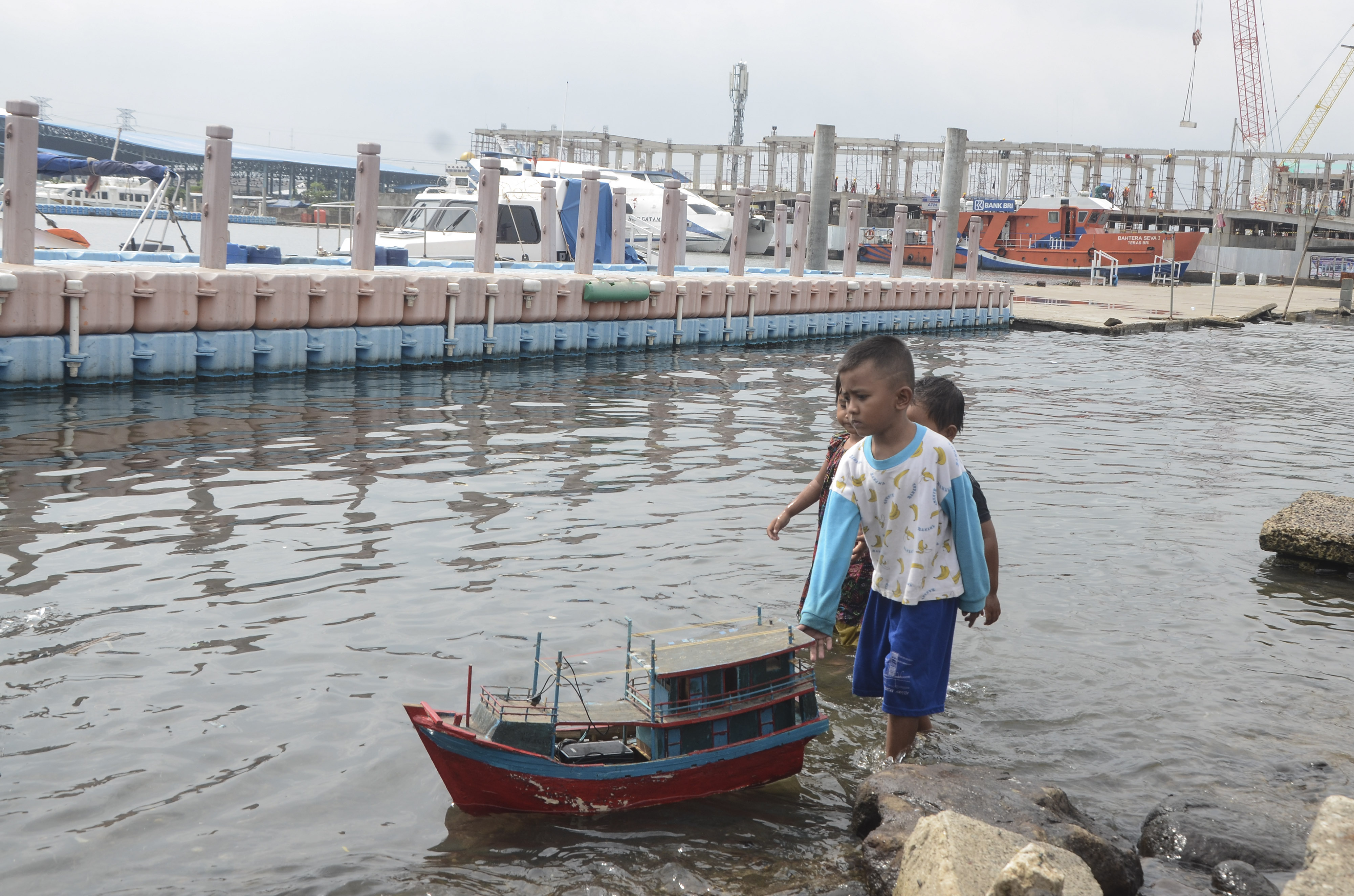 Ilustrasi: Sejumlah anak bermain di kawasan Muara Angke, Jakarta Utara, Sabtu (11/1/2020).