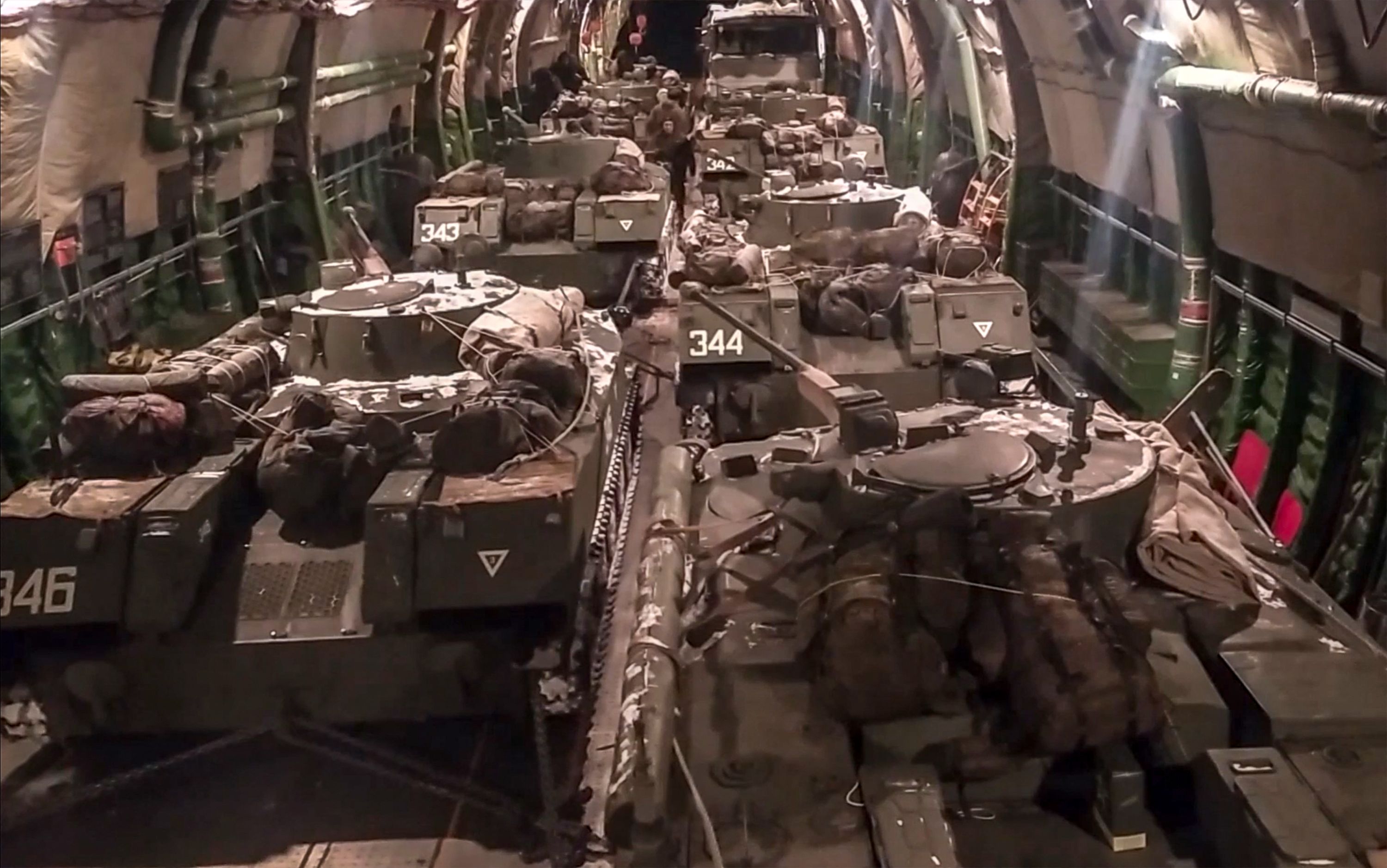 Sejumlah tank militer Rusia berada dalam pesawat cargo yang siap diterbangkan ke Kazakhstan pada Minggu (9/1). 