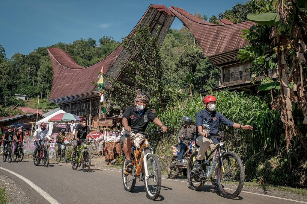 Menparekraf Sandiaga Uno (kanan) saat mengunjungi Desa Wisata Lembang Nonongan, Kabupaten Toraja Utara, Provinsi Sulsel. 