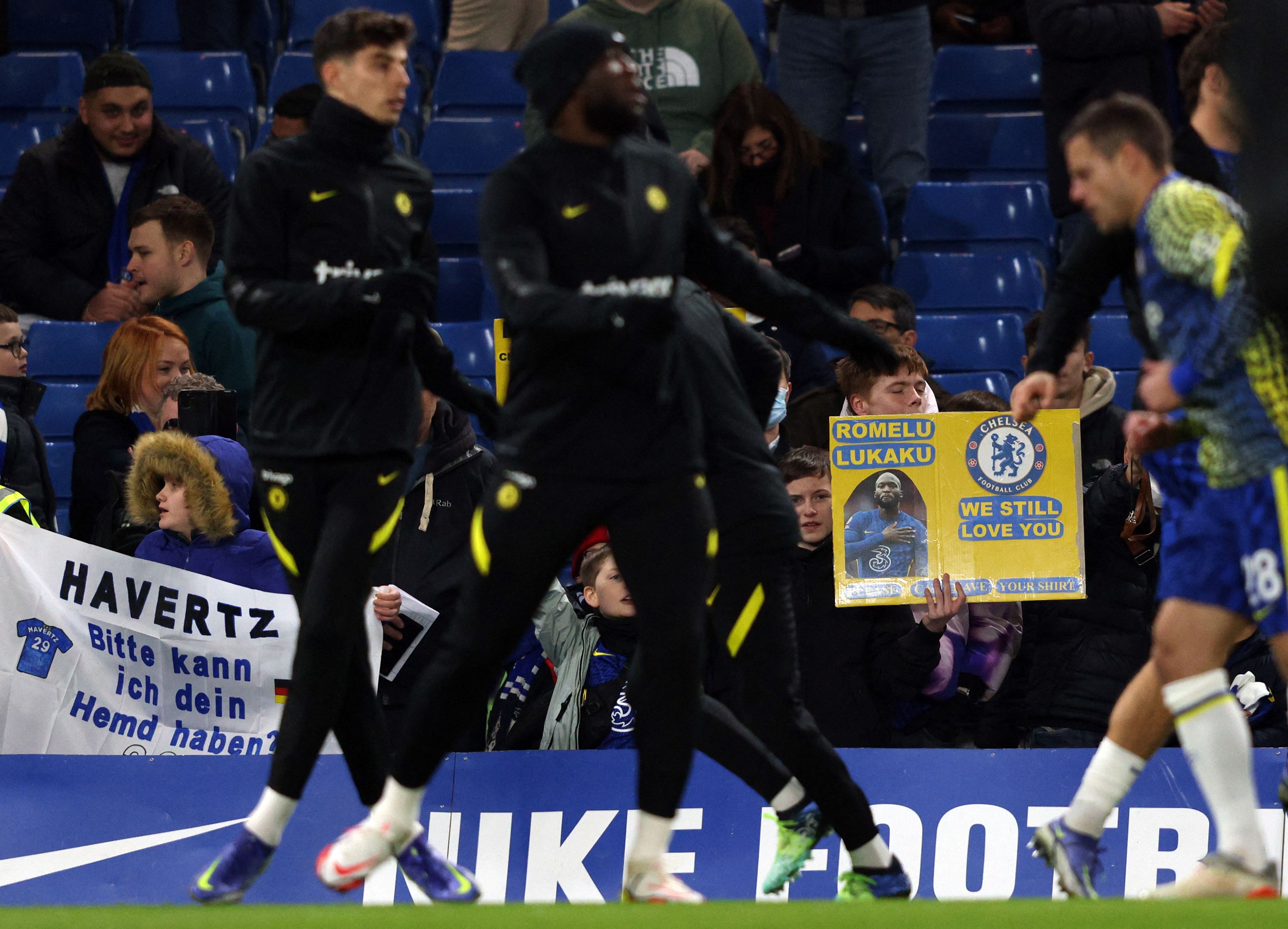 Suporter Chelsea menunjukkan apresiasinya atas penampilan apik Romelu Lukaku saat mengalahkan Tottenham Hotspur 2-0, Kamis (6/1)