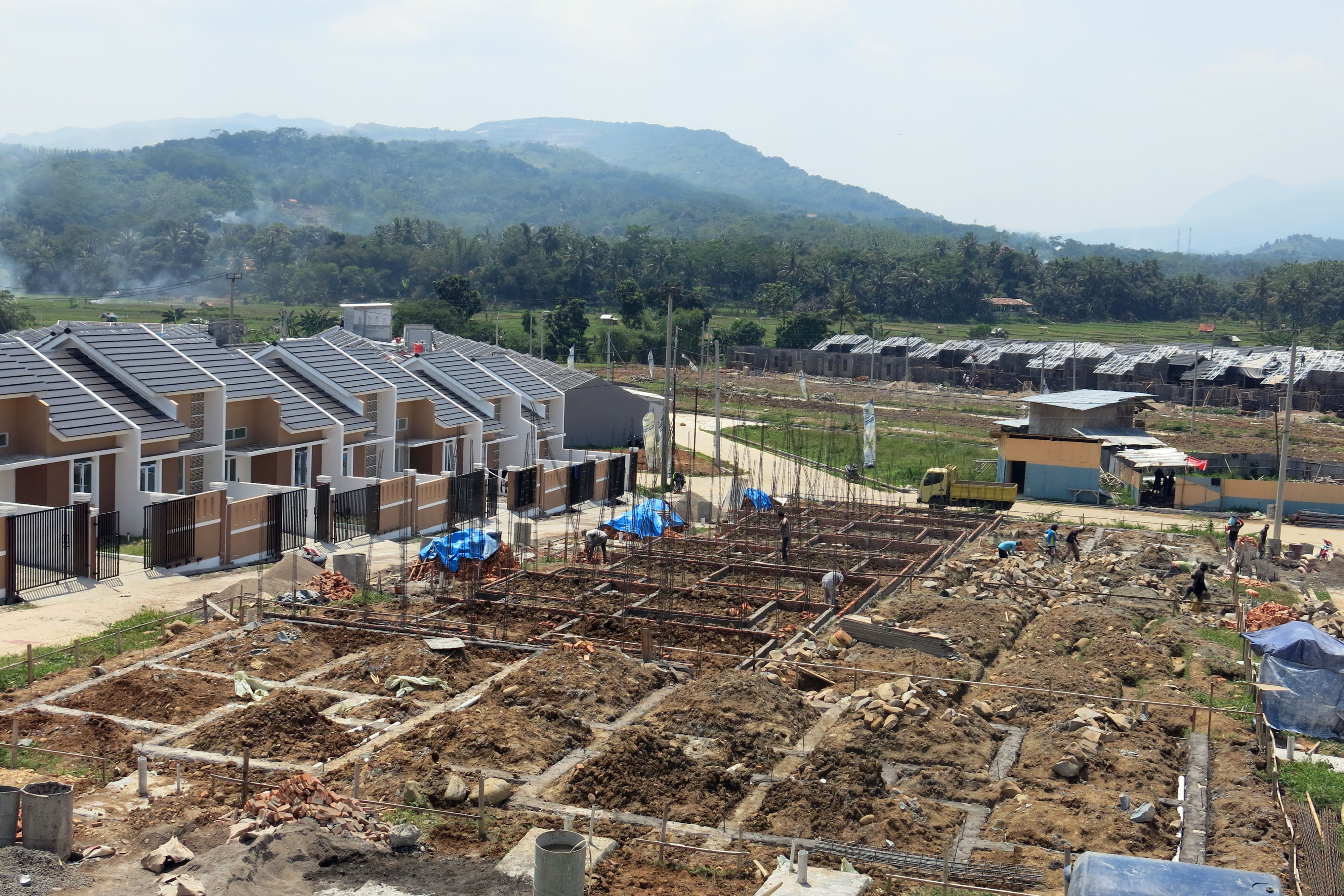 Pekerja menyelesaikan proyek pembangunan perumahan subsidi di Kabubaten Bogor, Jawa Barat.