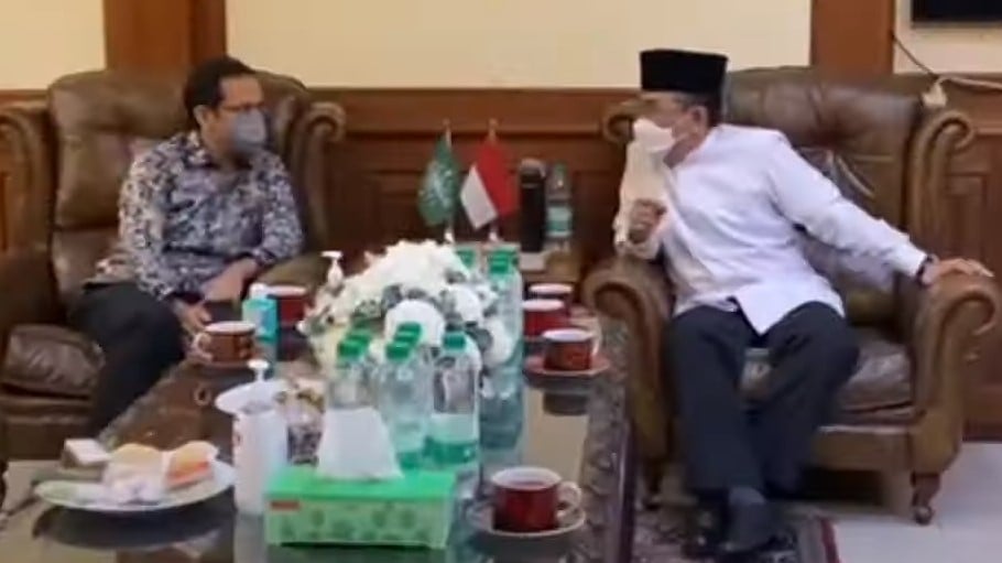 Ketua Umum PBNU KH. Yahya Cholil Staquf (kanan) berbincang dengan Mendikbudristek Nadiem Anwar Makarim