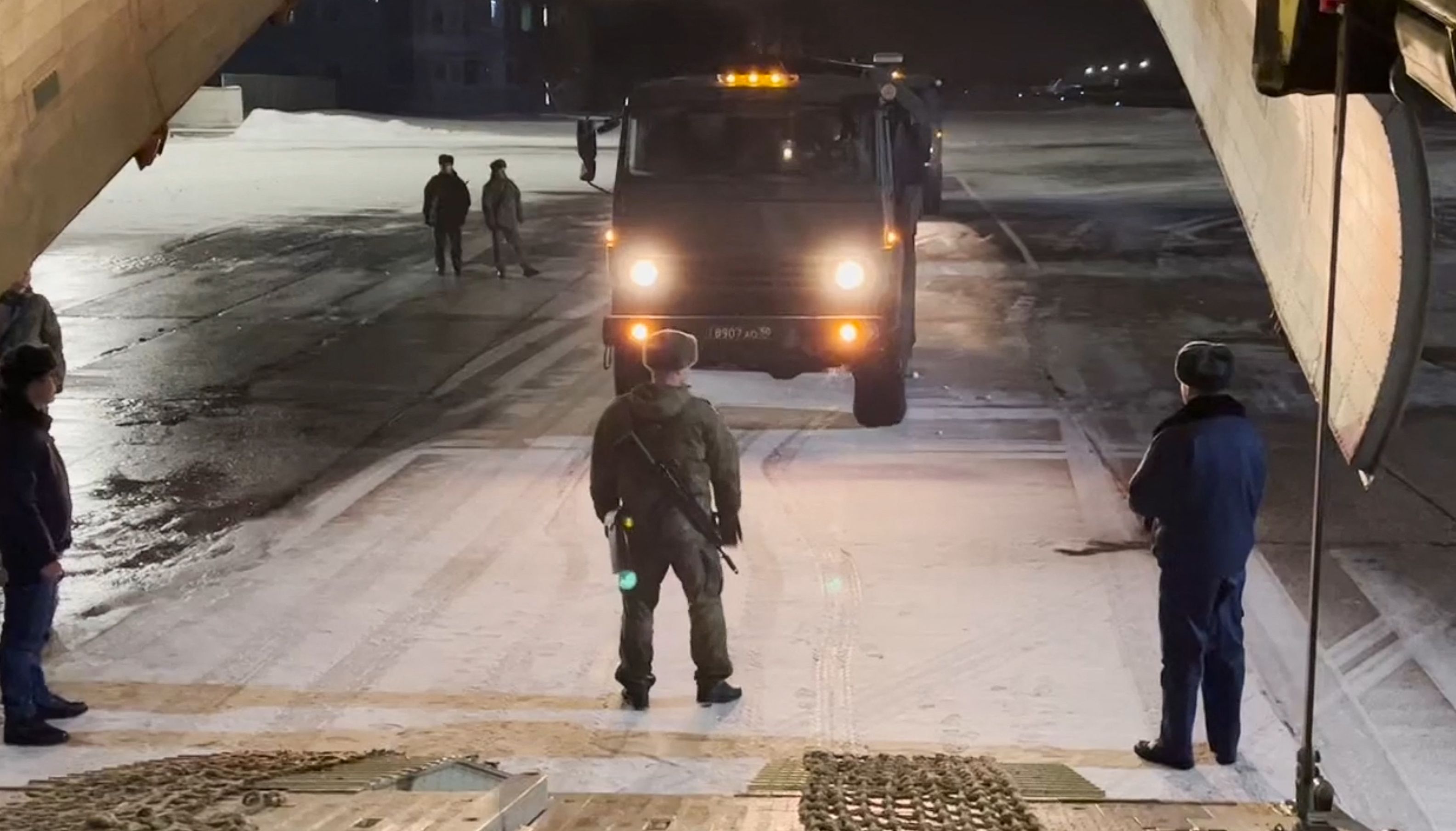 Kendaraan militer Rusia memasuki pesawat yang akan bertolak ke Kazakhstan