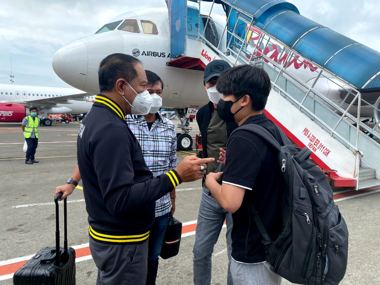 Menpora Zainudin Amali berbincang dengan pelatih Timnas Shin Tae-Yong sebelum menaiki pesawat