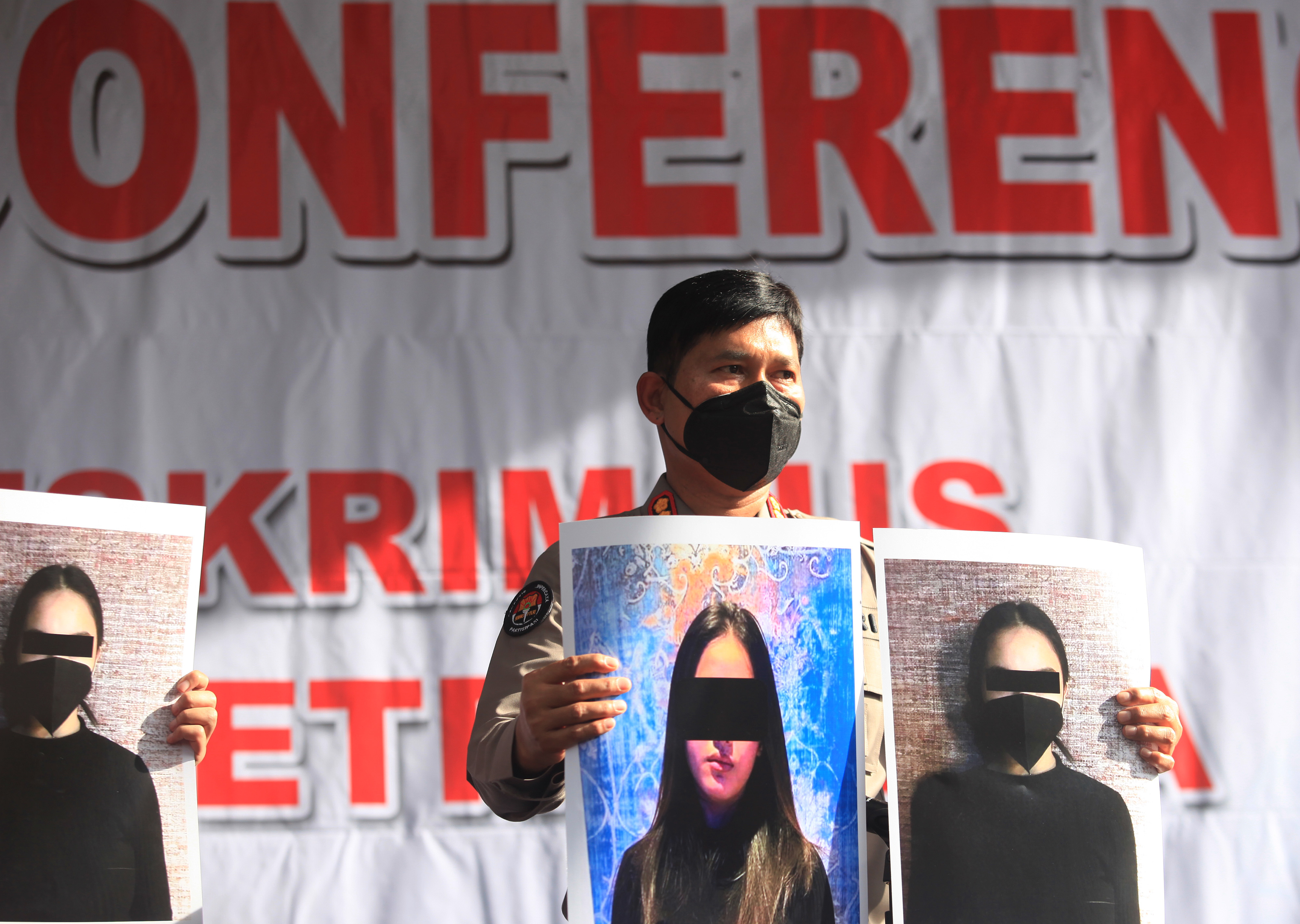 Polisi mengungkap kasus prostitusi yang melibatkan artis Cassandra ANgelie