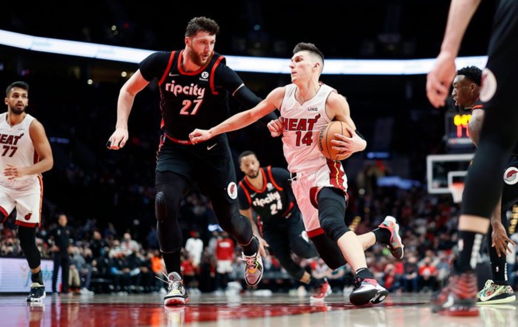 Center Portland trail Blazers Jusuf Nurkic (kiri) dan guard Miami Heat Tyler Herro