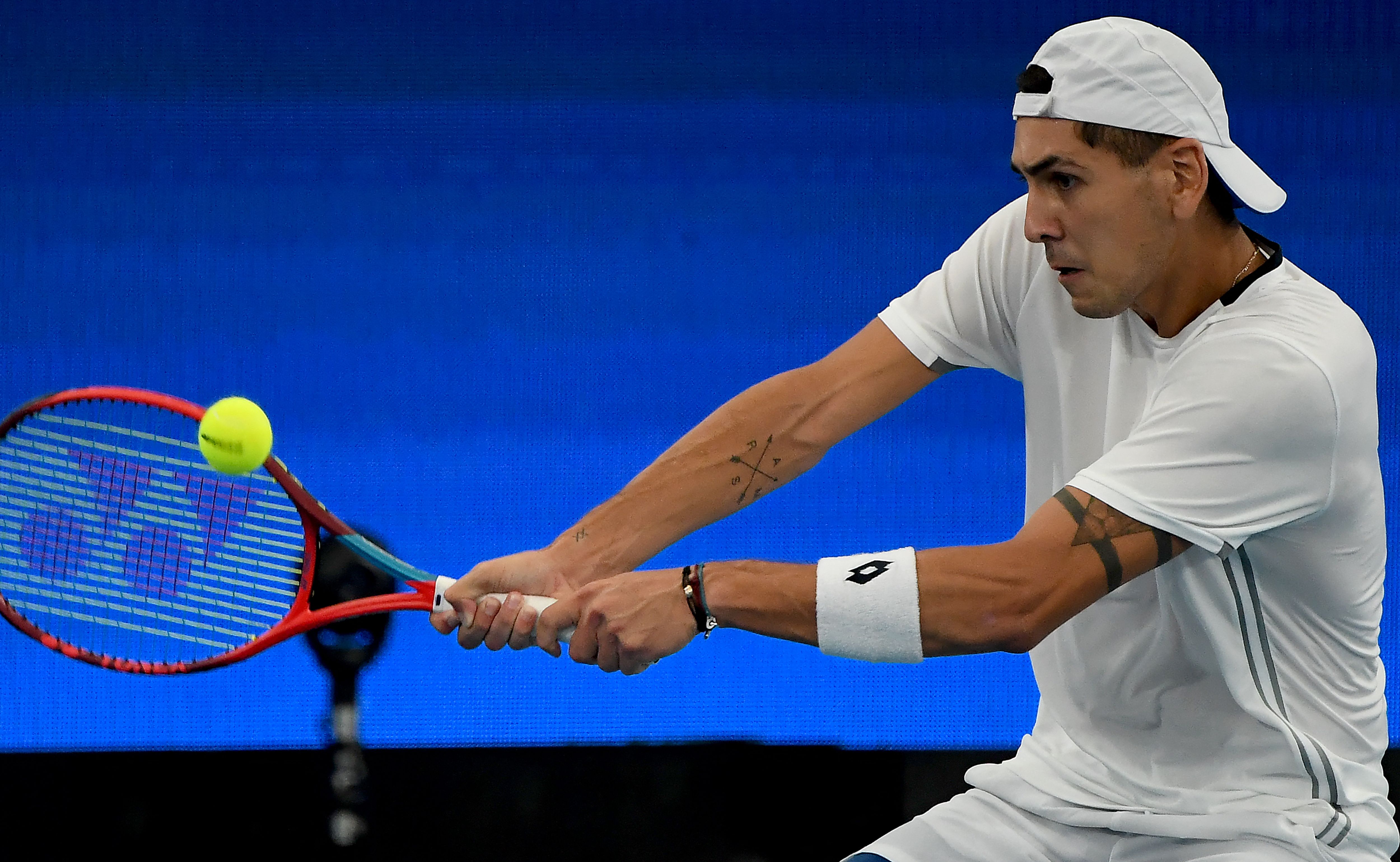 Petenis Cile Alejandro Tabilo mengembalikan bola ke arah Viktor Durasovicdari Norwegia pada laga Grup A Piala ATP 2022.