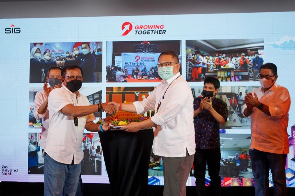 Komisaris Utama SIG, Rudiantara (Kanan) menyerahkan potongan tumpeng kepada Direktur Utama SIG, Donny Arsal l pada peringatan HUT ke-9 SIG.