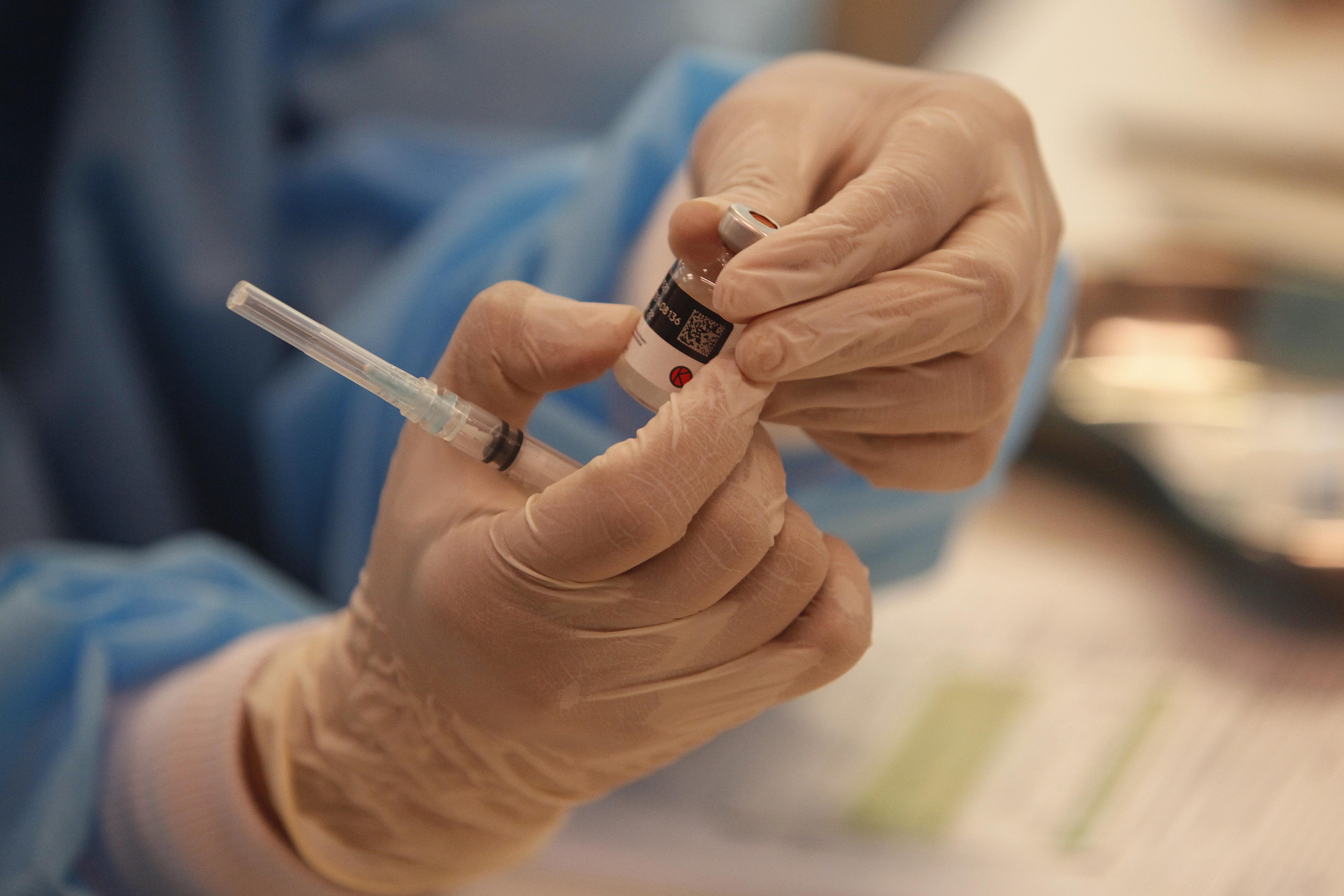 Petugas memperlihatkan vaksin covid-19 Sinovac.