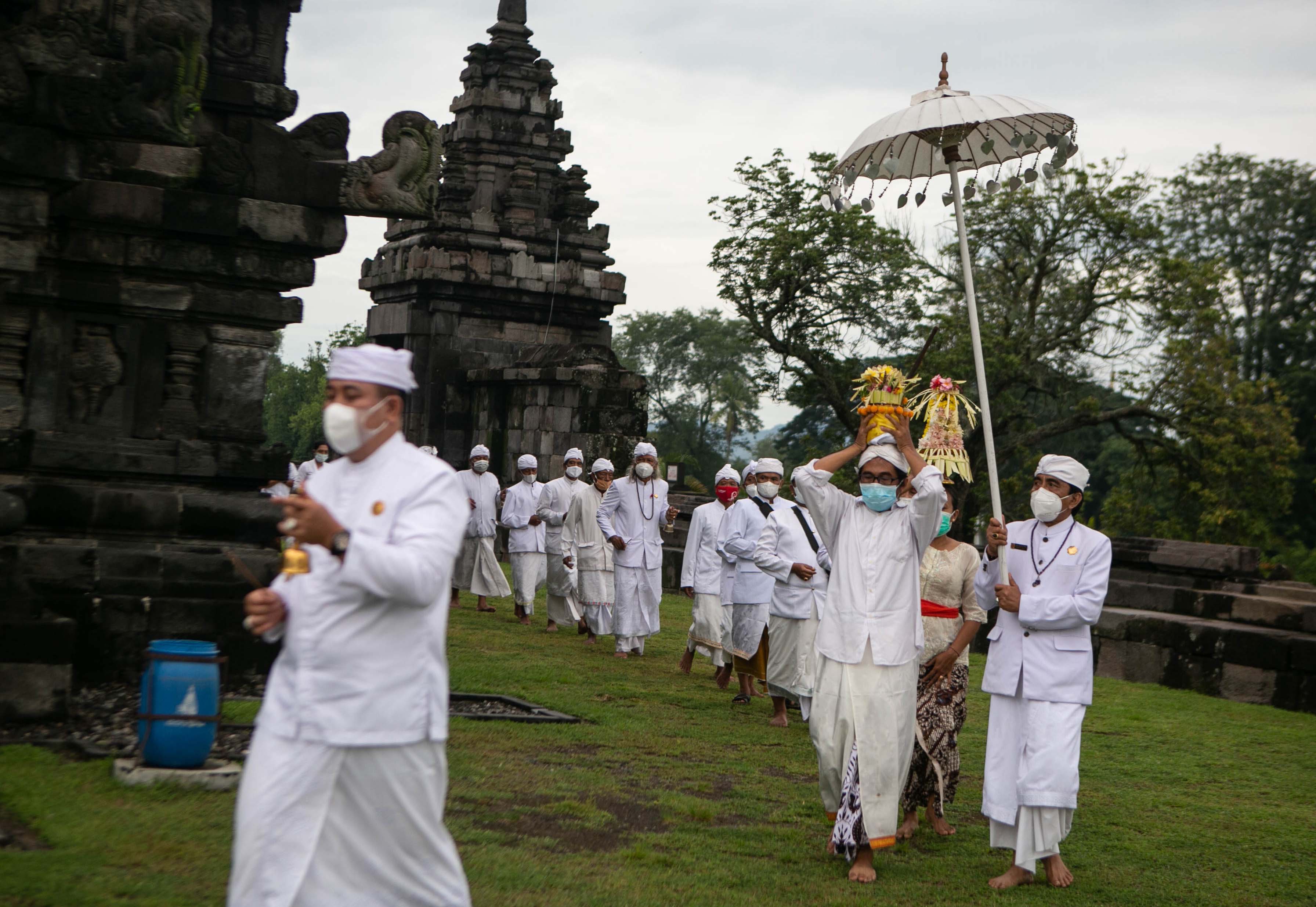  UPACARA ABHISEKA: Umat Hindu membawa air suci dan sesaji saat upacara Abhiseka di pelataran Candi Prambanan, Sleman, DI Yogyakarta.