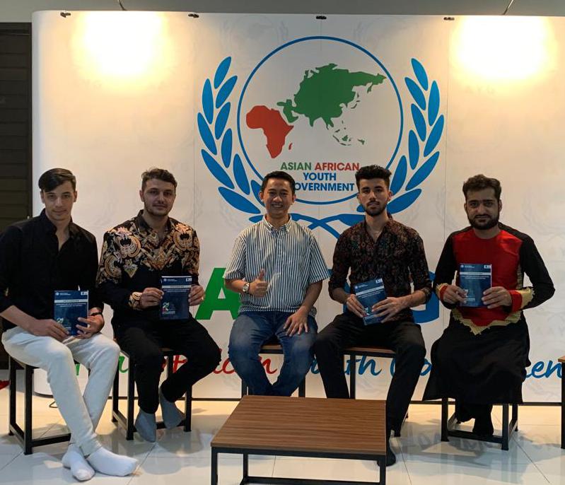 Presiden Asian African Youth Government (AAYG), Respiratori Saddam Al-Jihad (tengah) bersama Peserta Kongres Pemuda Asia Afrika dari Afghani