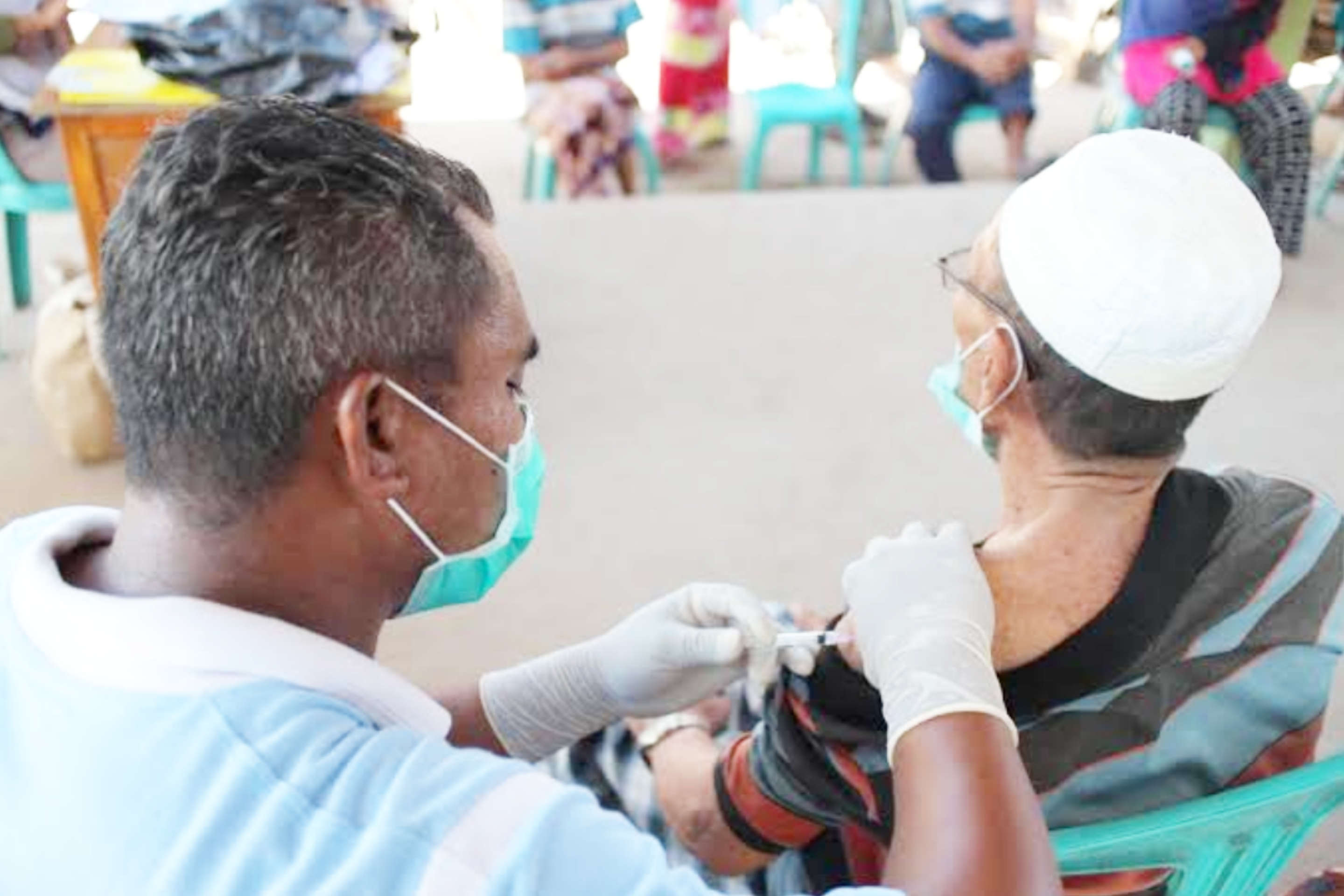 Pelaksanaan vaksinasi di Kepulauan di Kabupaten Sikka, sepi peminatnya karena mereka pilih melaut untuk mencari nafkah.