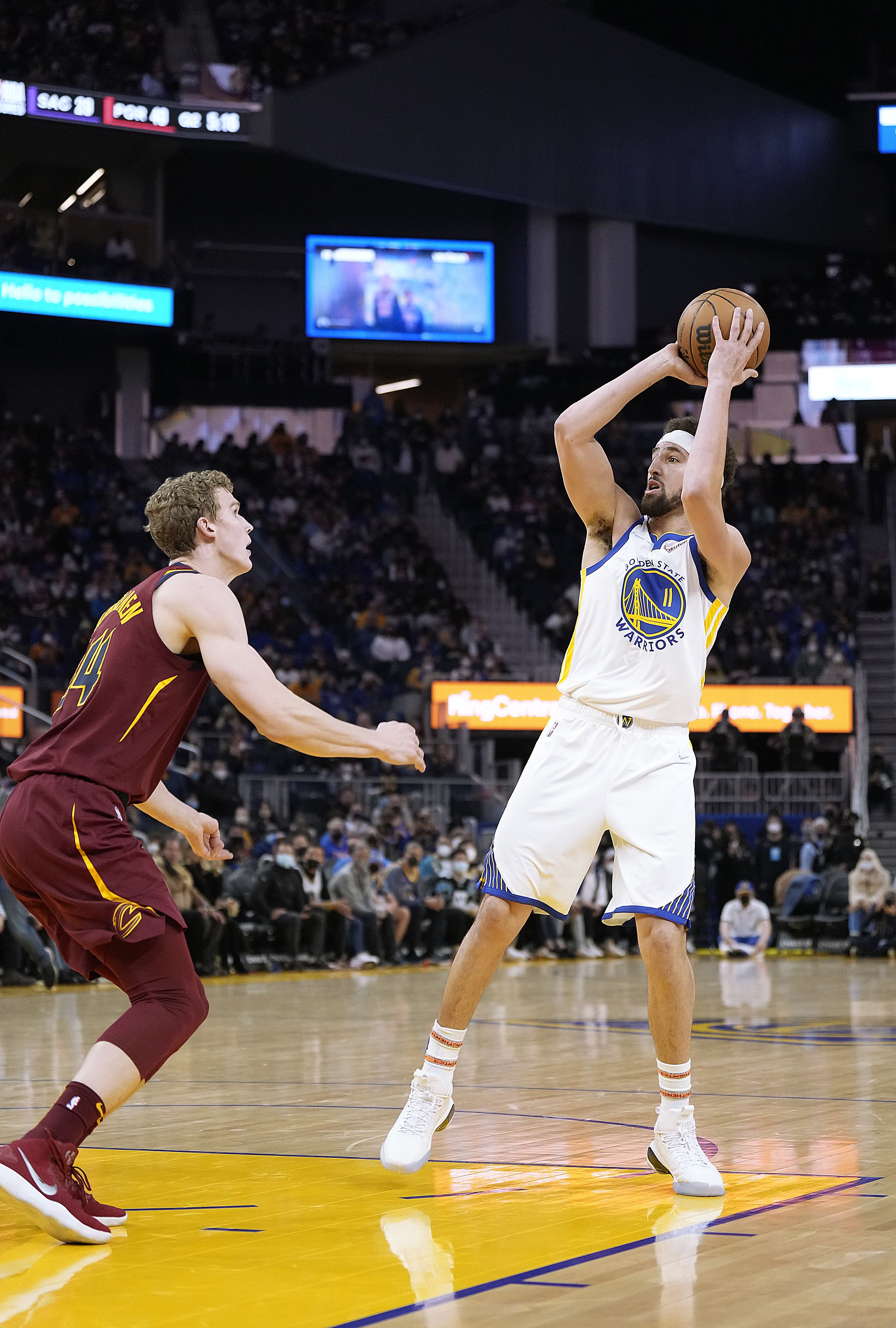 Klay Thompson (kanan) kembali bermain untuk Golden State Warriors saat tim melawan Cleveland Cavaliers pada laga NBA Minggu (9/1) waktu AS.