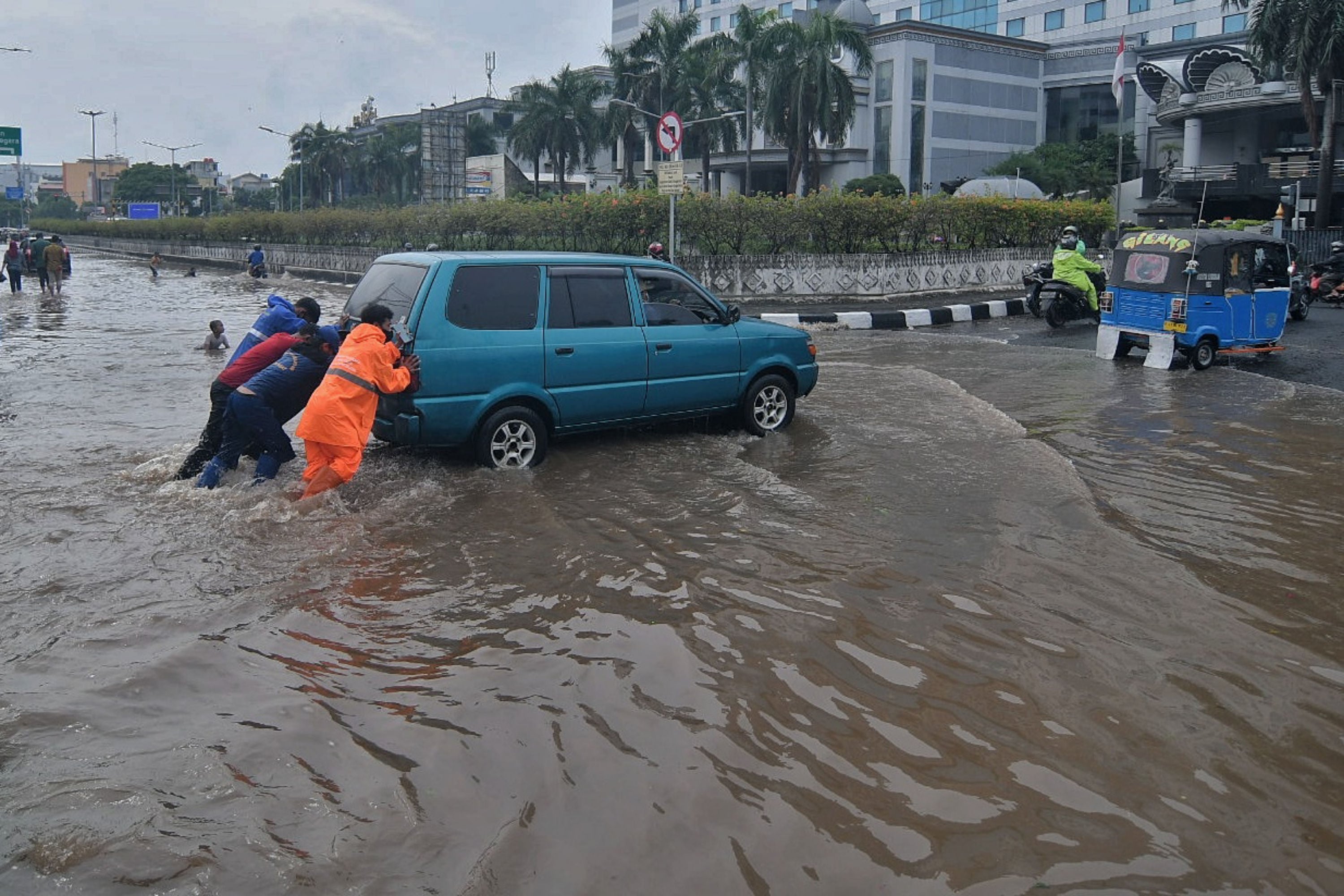 Jakarta Tergenang Usai Hujan Lebat, Wagub Pastikan Jajaran DKI Siaga