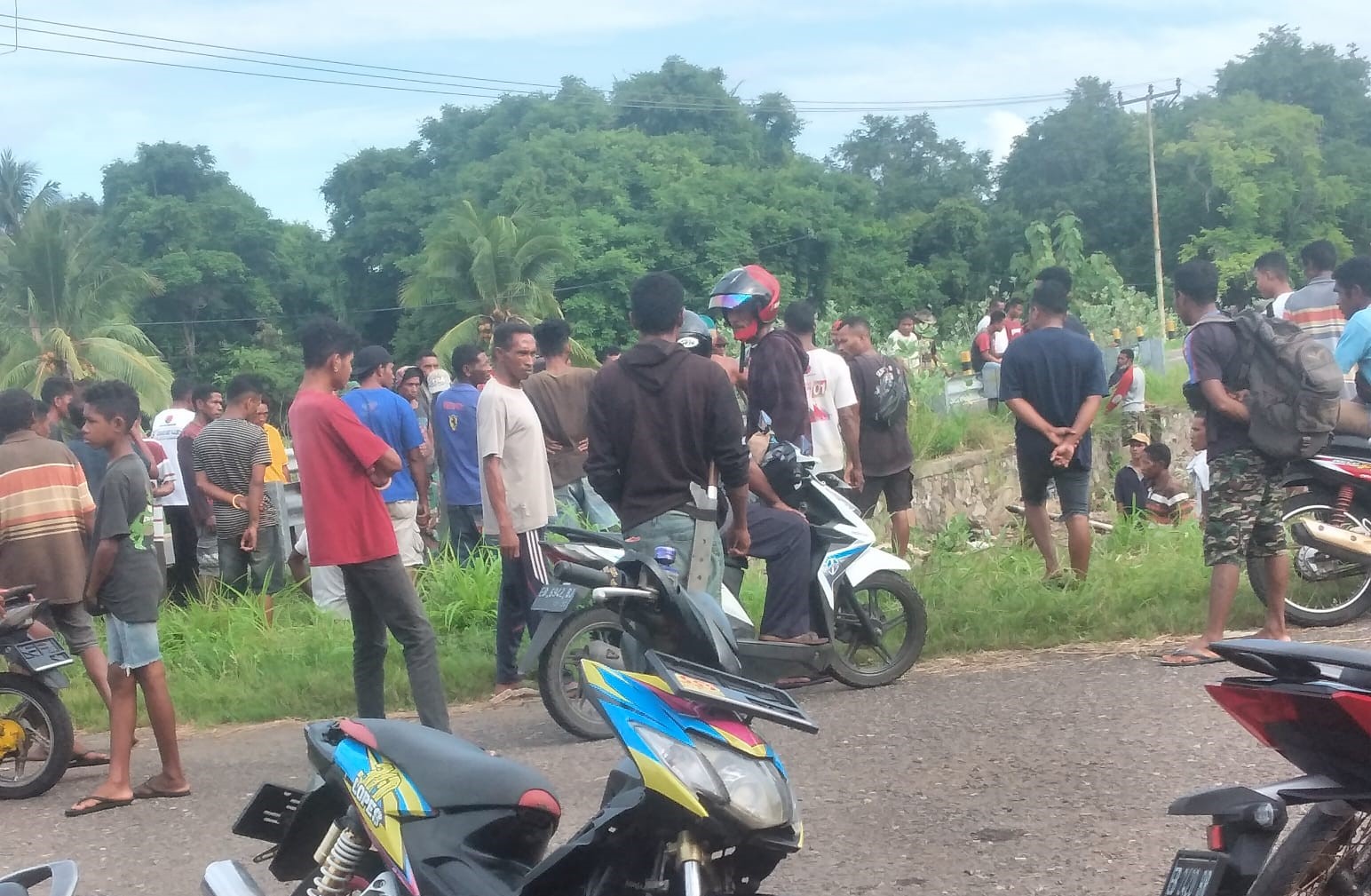 Warga berkumpul di pilar batas tanah yang dicabut orang yang tidak bertanggungjawab, Minggu (30/1)