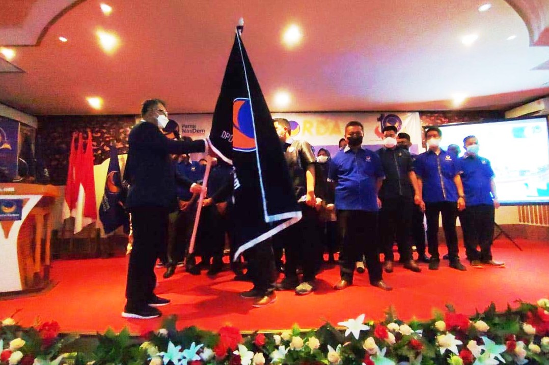 Ketua DPW Partai NasDem Jambi H. Syarif Fasha melantik Pimpinan dan pengurus DPD Partai Nasdem Kabupaten Tanjungjabung Barat.