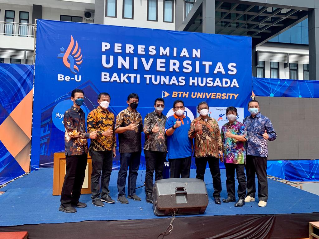 Acara peresmian Universitas Bakti Tunas Husada di Tasikmalaya, Jawa Barat.