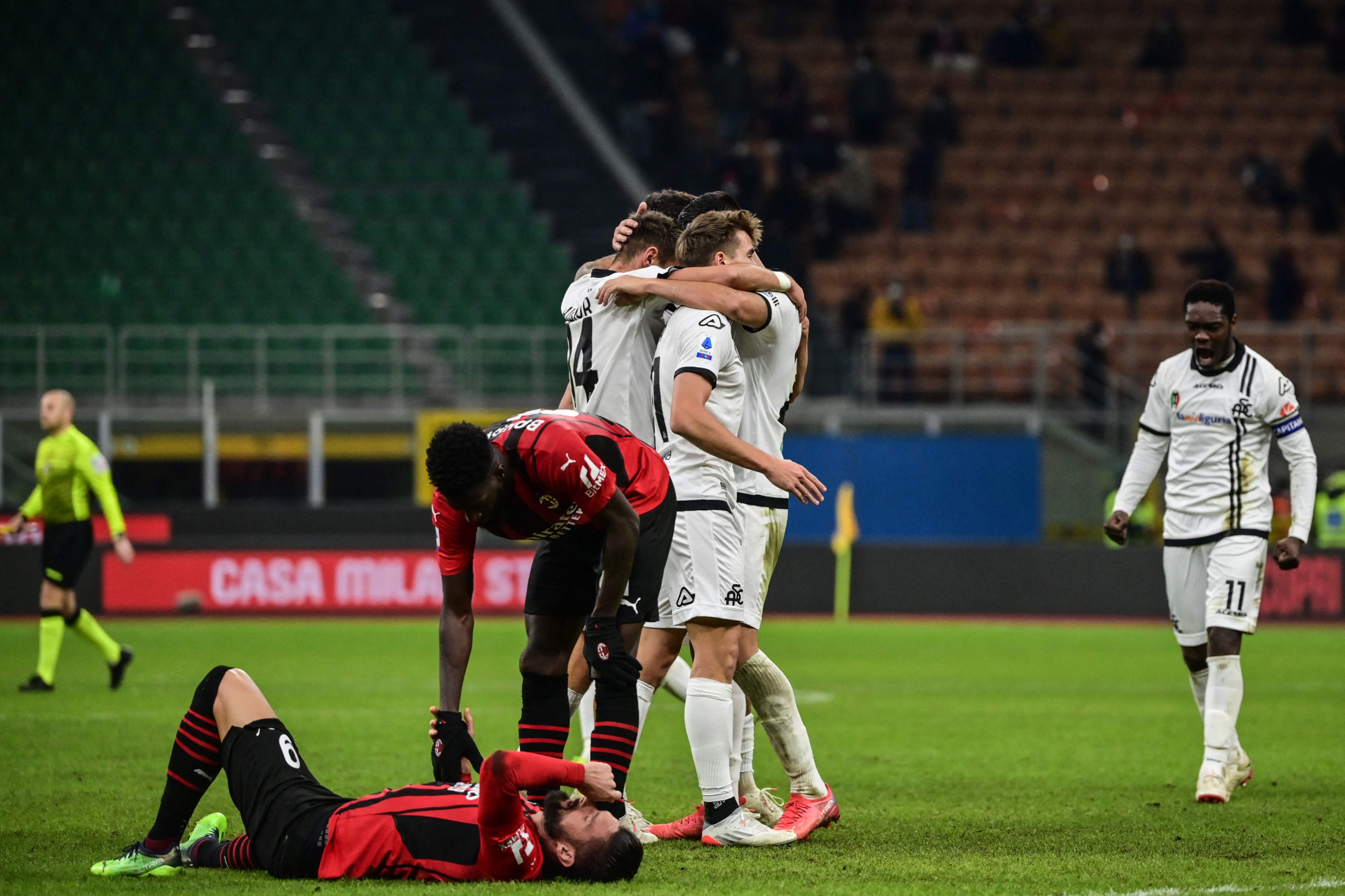 Para peman Spezia melakukan selebrasi usai mencetak gol dalam laga Serie A melawan AC Milan.