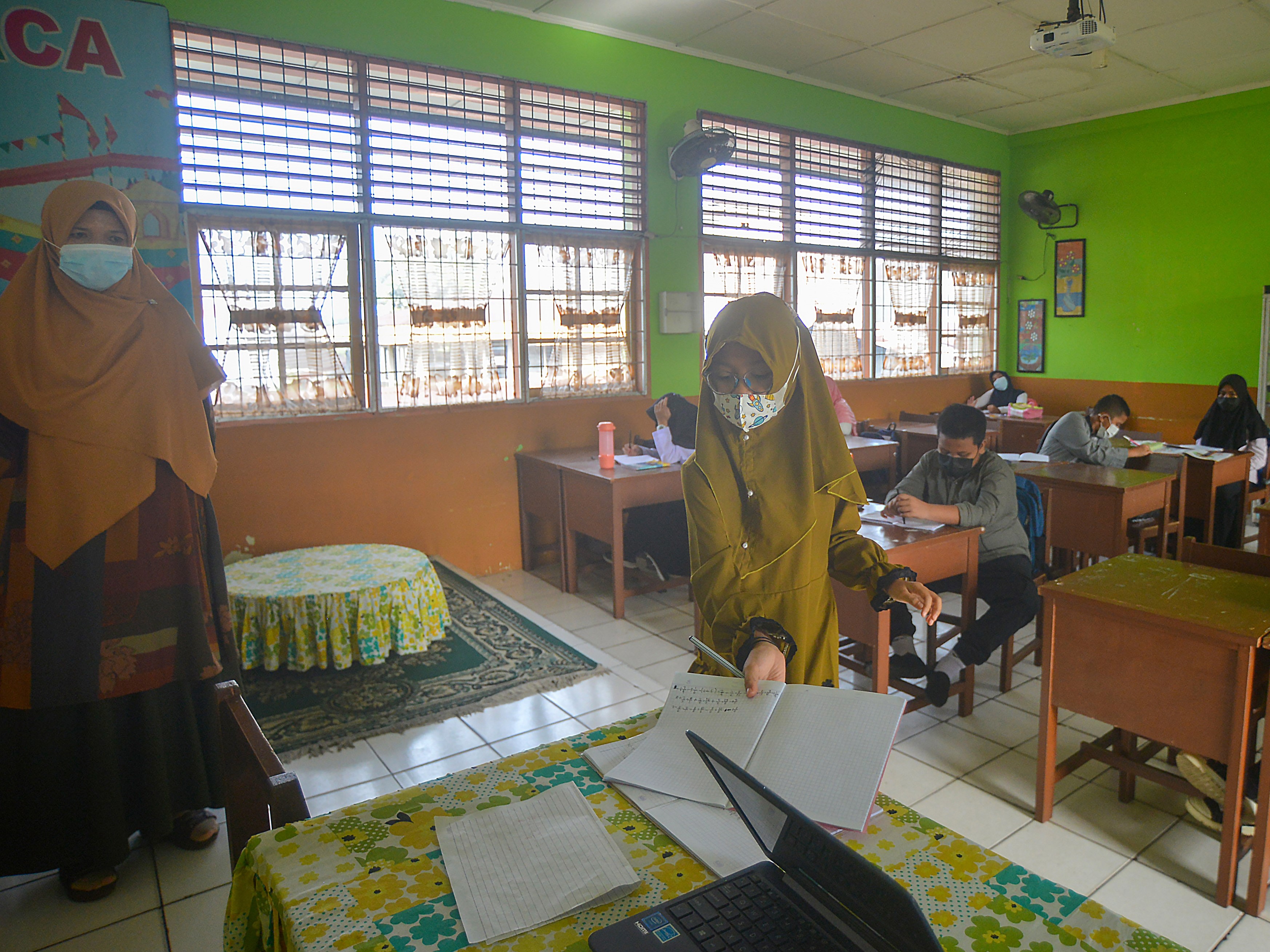 Siswa mengikuti kegiatan pembelajaran tatap muka terbatas di SDN Percobaan Padang, Sumatra Barat, Jumat (8/10/2021). 