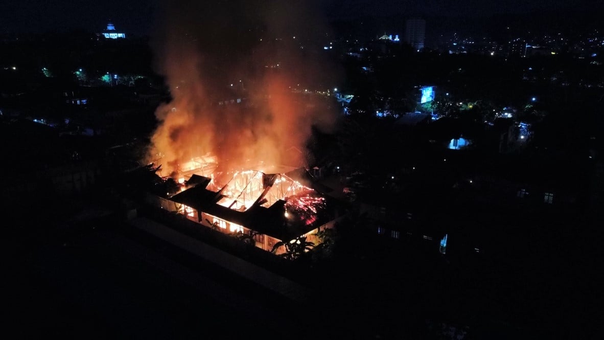 Foto udara Kantor Dinas Sosial Kendari terbakar di Kendari, Sulawesi Tenggara.