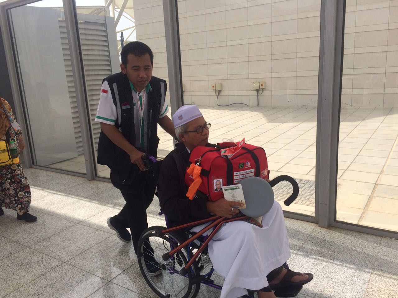 Ilustrasi petugas haji Indonesia selalu siaga membantu dan melayani jemaah Indonesia.