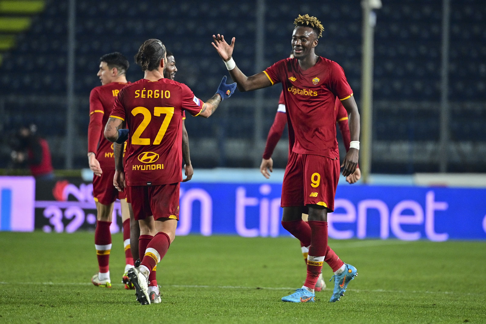 Penyerang AS Roma Tammy Abraham (kanan) melakukan selebrasi usai mencetak gol ke gawang Empoli di laga Serie A.