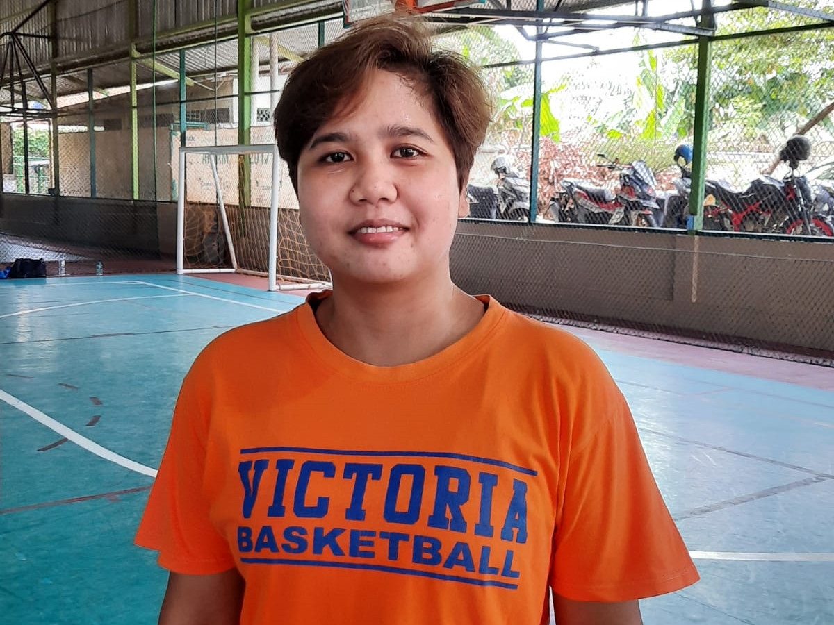 Pelatih KU12 Putera Victoria Basketball Club, Desi Sagita.