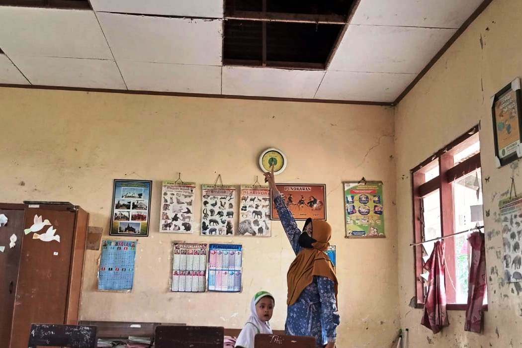 Plafon kelas ambrol.