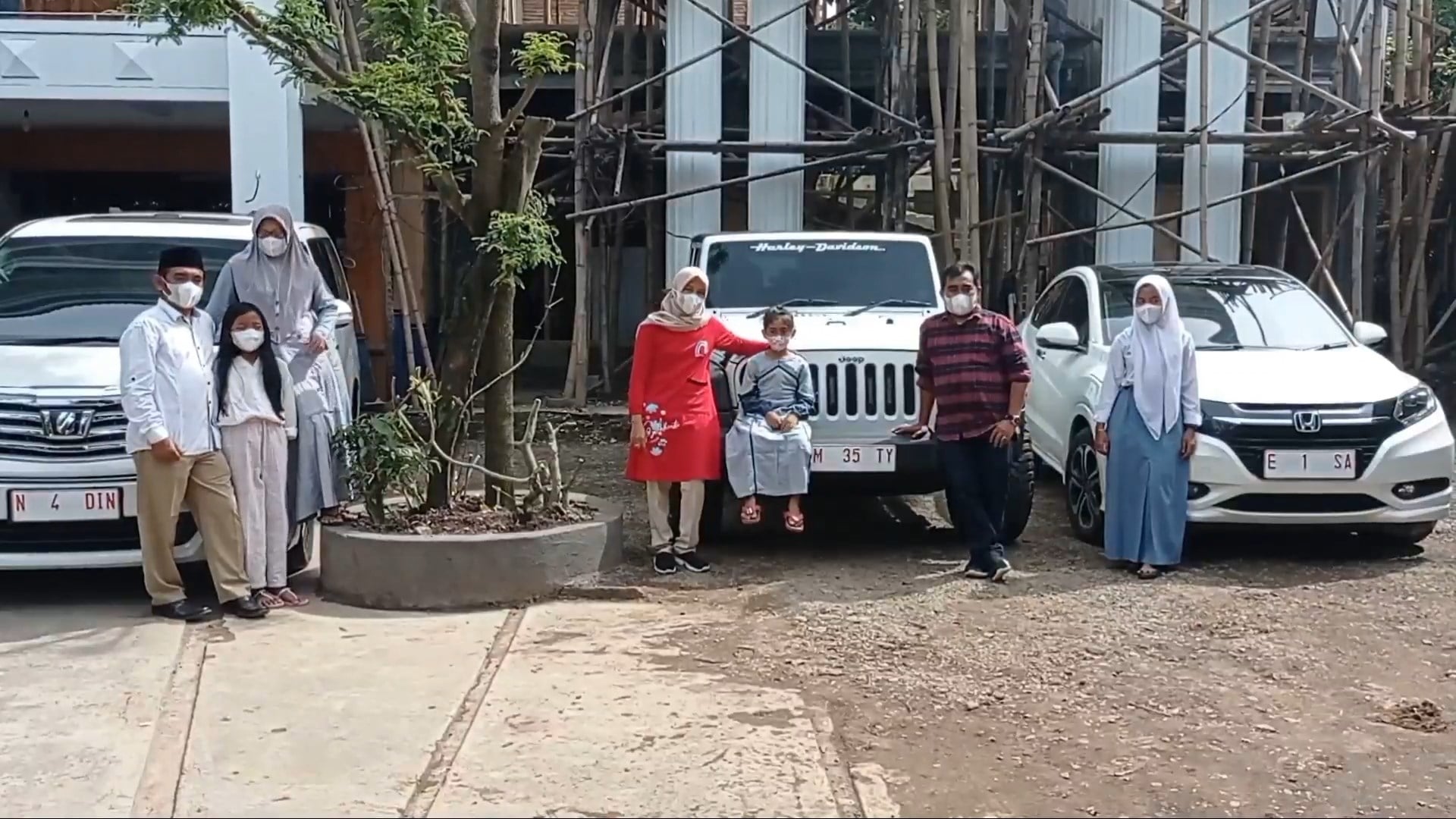 Mobil mewah hadiah untuk anak terparkir di depan rumah Nur Khamim, warga Desa Gajihan, Kabupaten Pati, Selasa (3/1).