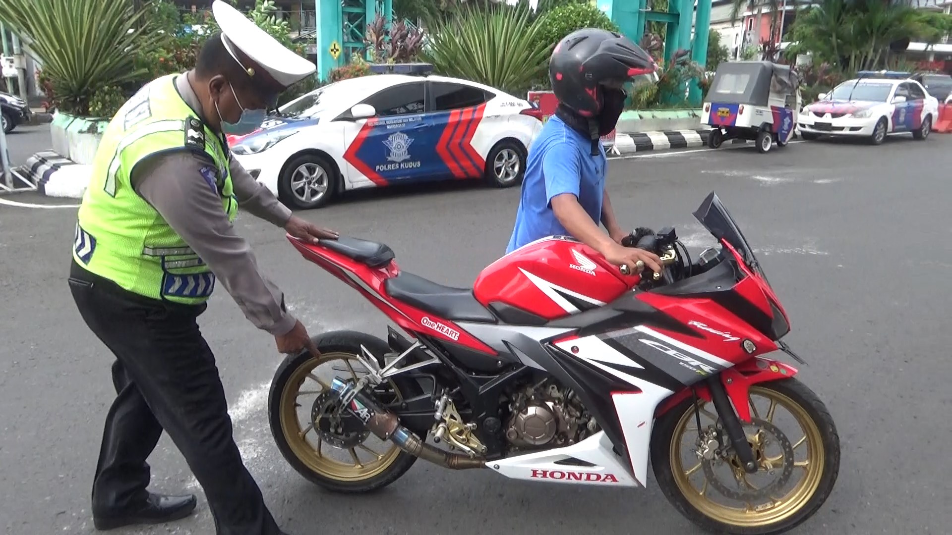 Petugas Polresta Kudus menghentikan pengendara yang menggunakan knalpot brong, Senin (17/1)