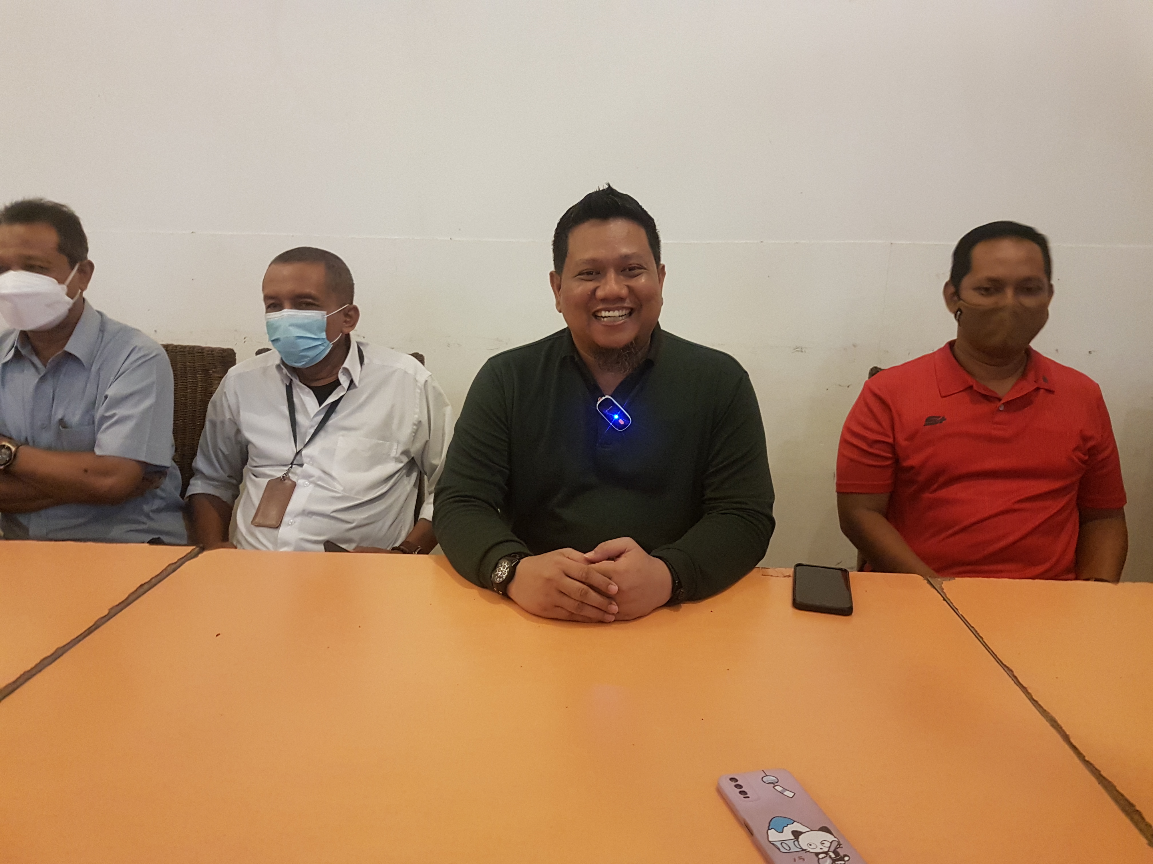 Mantan Manajer Persiku Ferdaus Ardyansyah Purnomo (baju hitam) jelaskan alasan pemain belum digaji selama 2 Bulan, Selasa (11/1/2022)