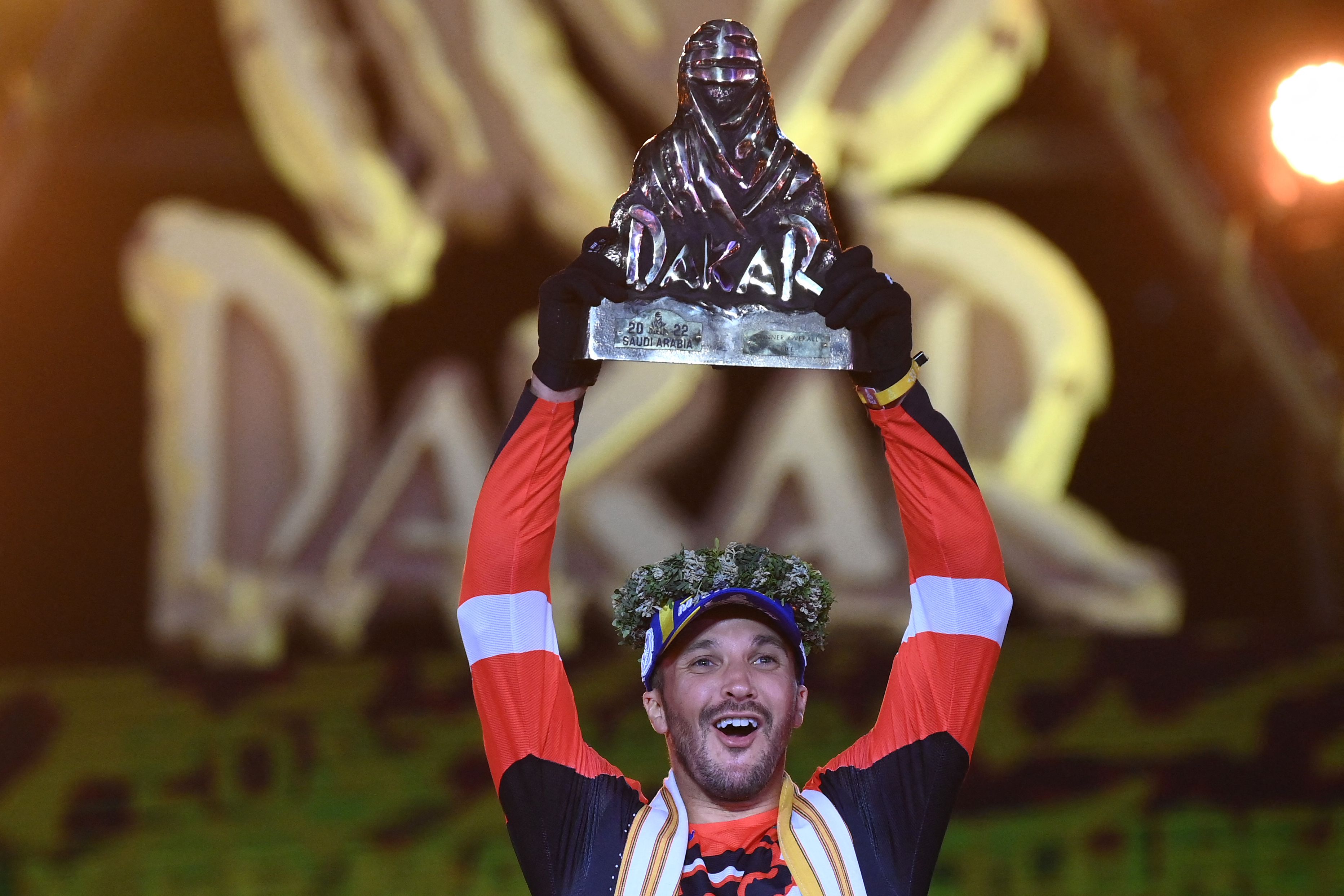 Pembalap Inggris Sam Sunderland mengangkat trofi usai menjadi juara kategori sepeda motor Reli Dakar. 