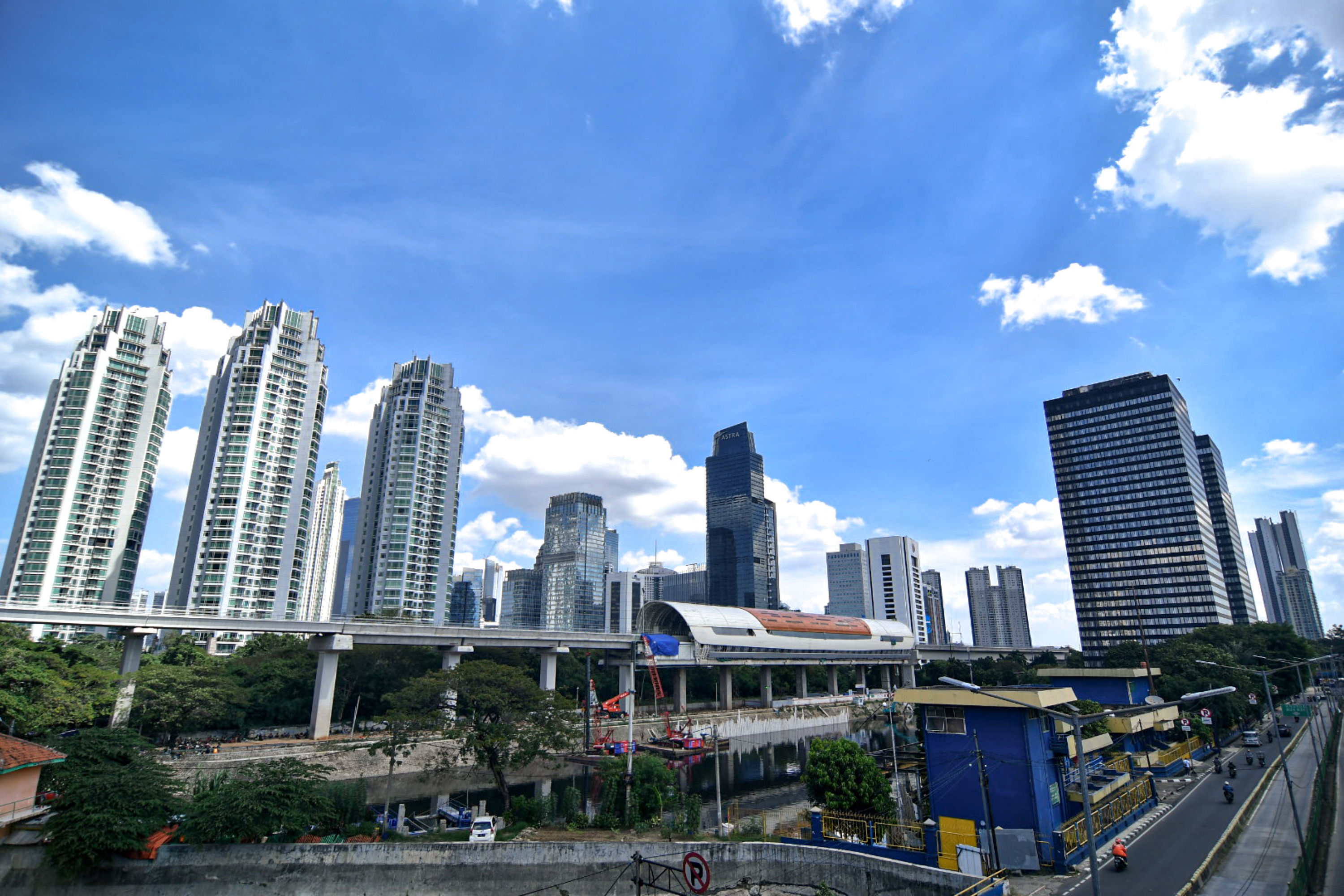 Ilustrasi langit cerah di atas gedung-gedung di Kota Jakarta.
