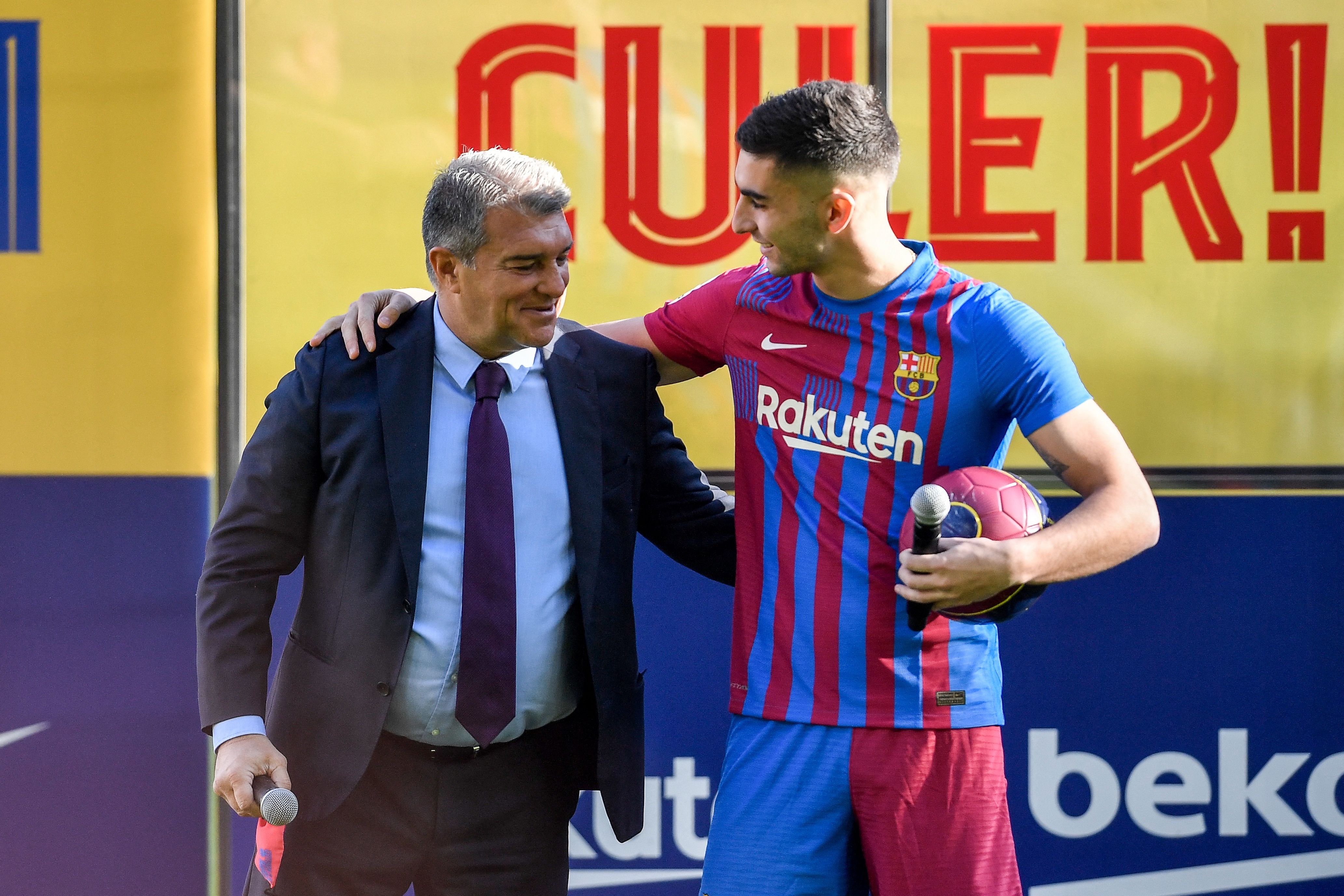 Presiden Barcelona Joa Laporta (kiri) saat memperkenalkan Ferran Torres sebagai pemain baru El Barca, 3 Januari lalu.