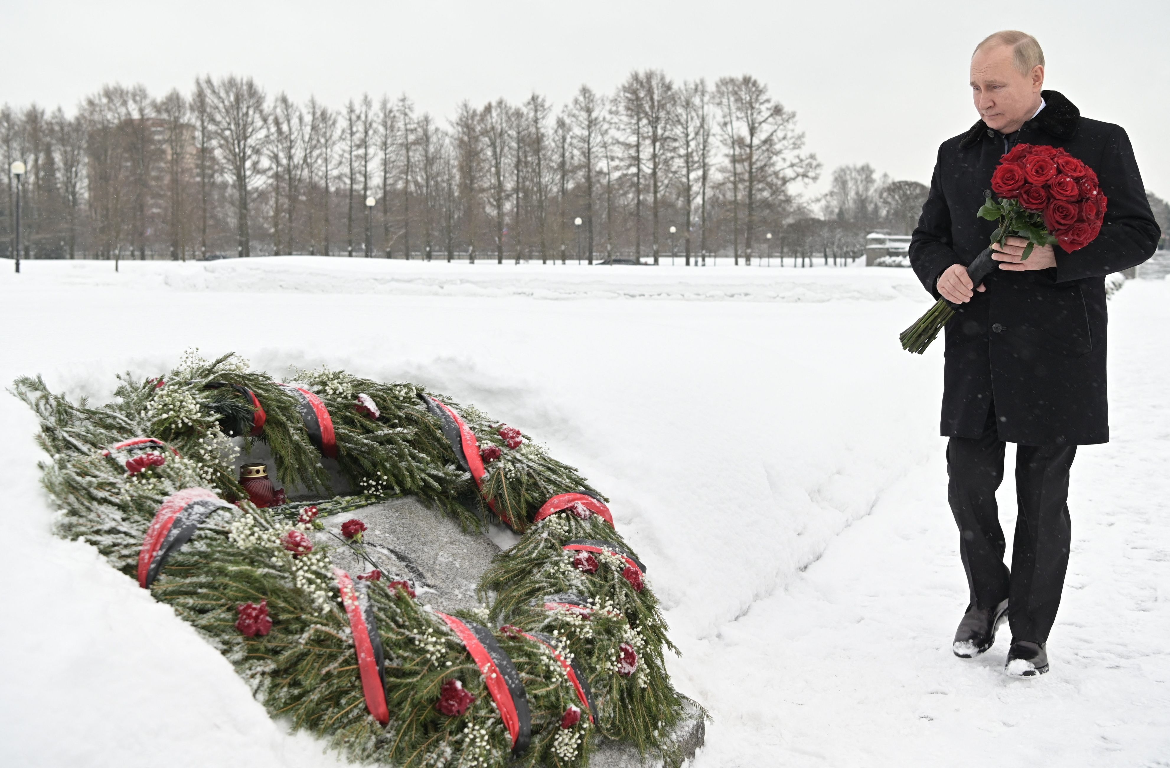 Presiden Rusia Vladimir Putin meletak rangkaian bunga pada di Taman Makam Piskaryovskoye di Saint Petersburg, Rusia, Jumat (28/1).