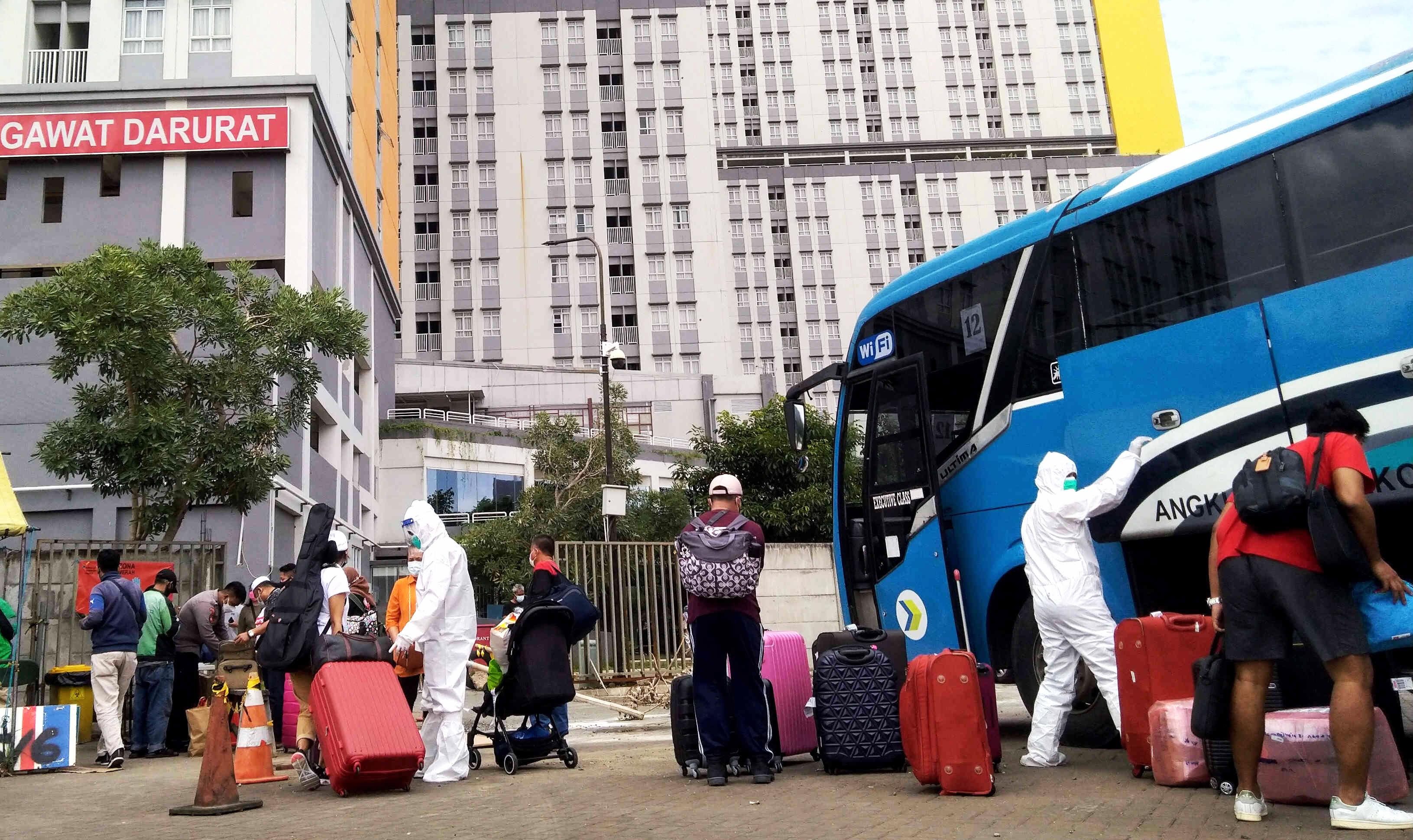 Petugas menyiapkan barang milik pasien covid-19 yang akan menempati RSDC Wisma Atlet, Jakarta