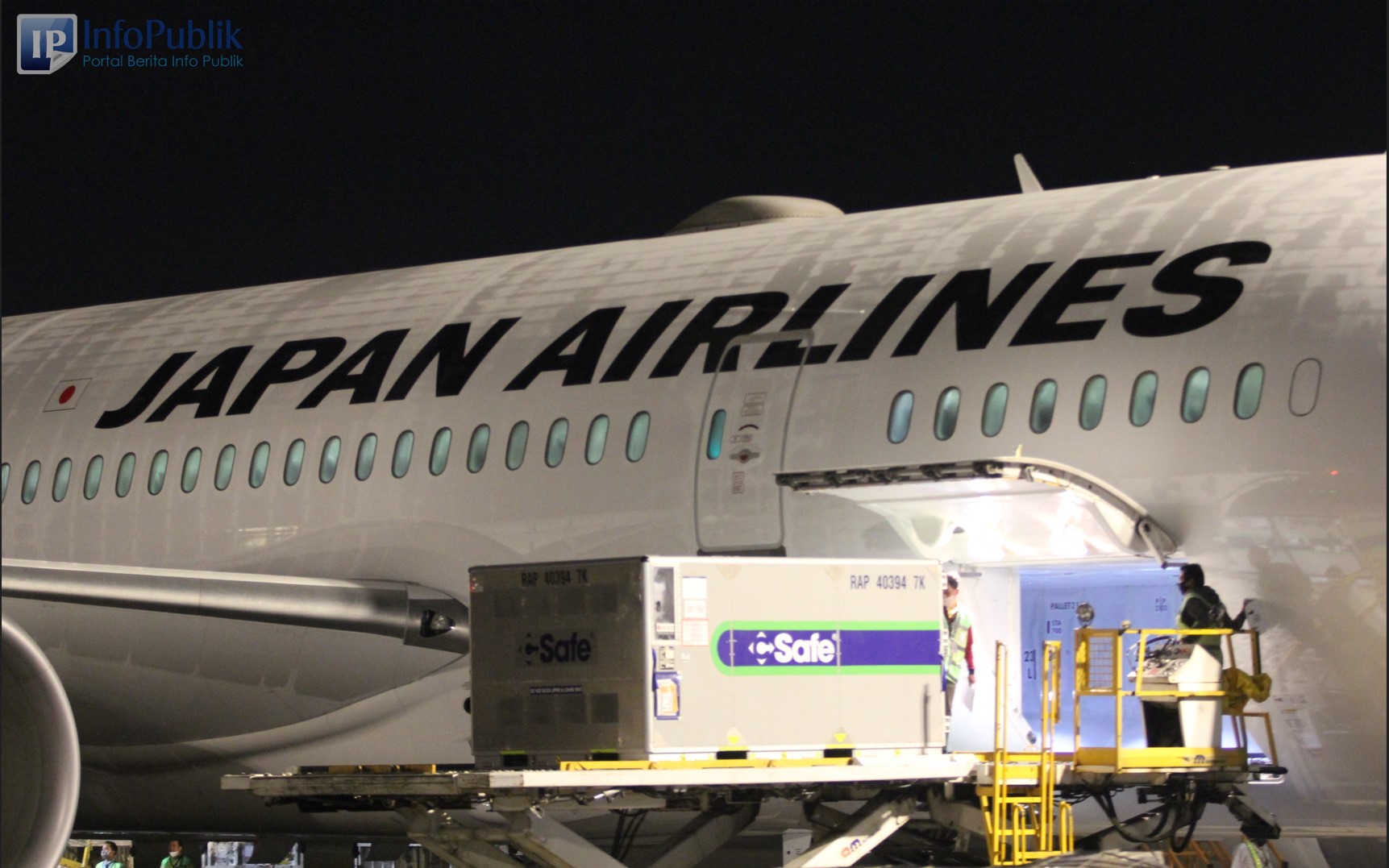 Kedatangan vaksin covid-19 dari Jepang.