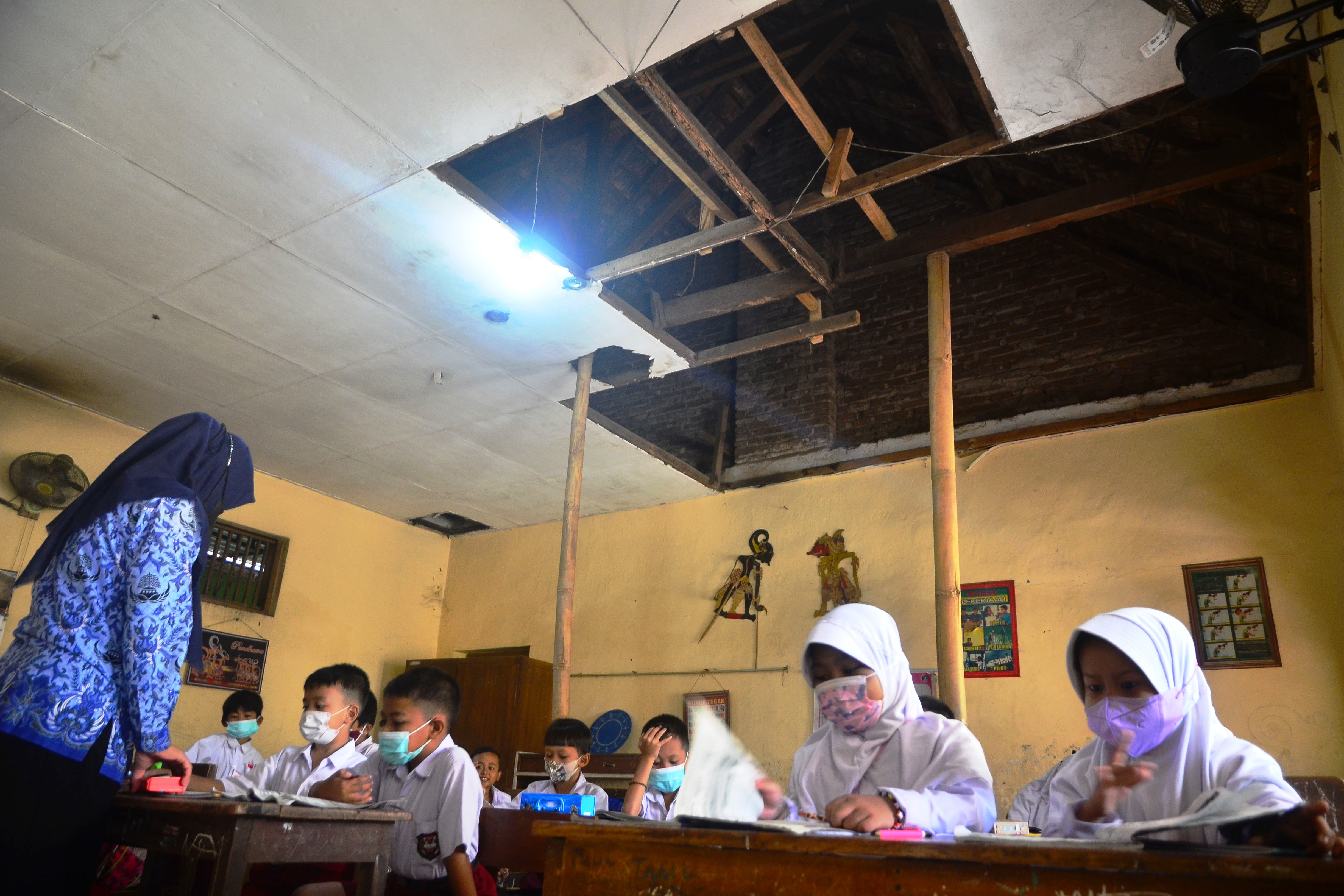 Seorang guru sedang mengajar.