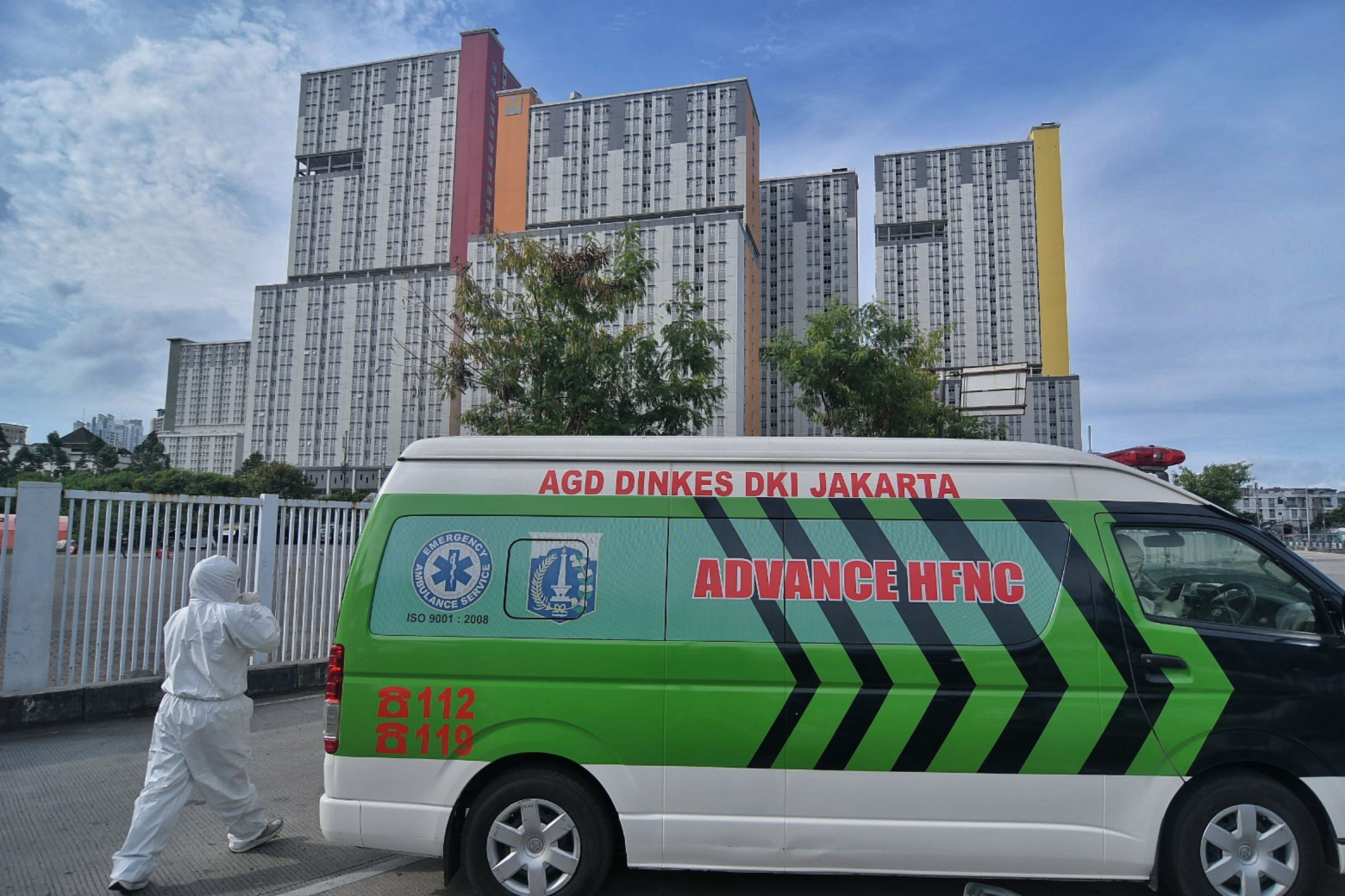 Kendaraan ambulans yang membawa pasien positif Covid-19 saat akan memasuki RSDC Wisma Atlet Jakarta, Senin (10/1/2022).