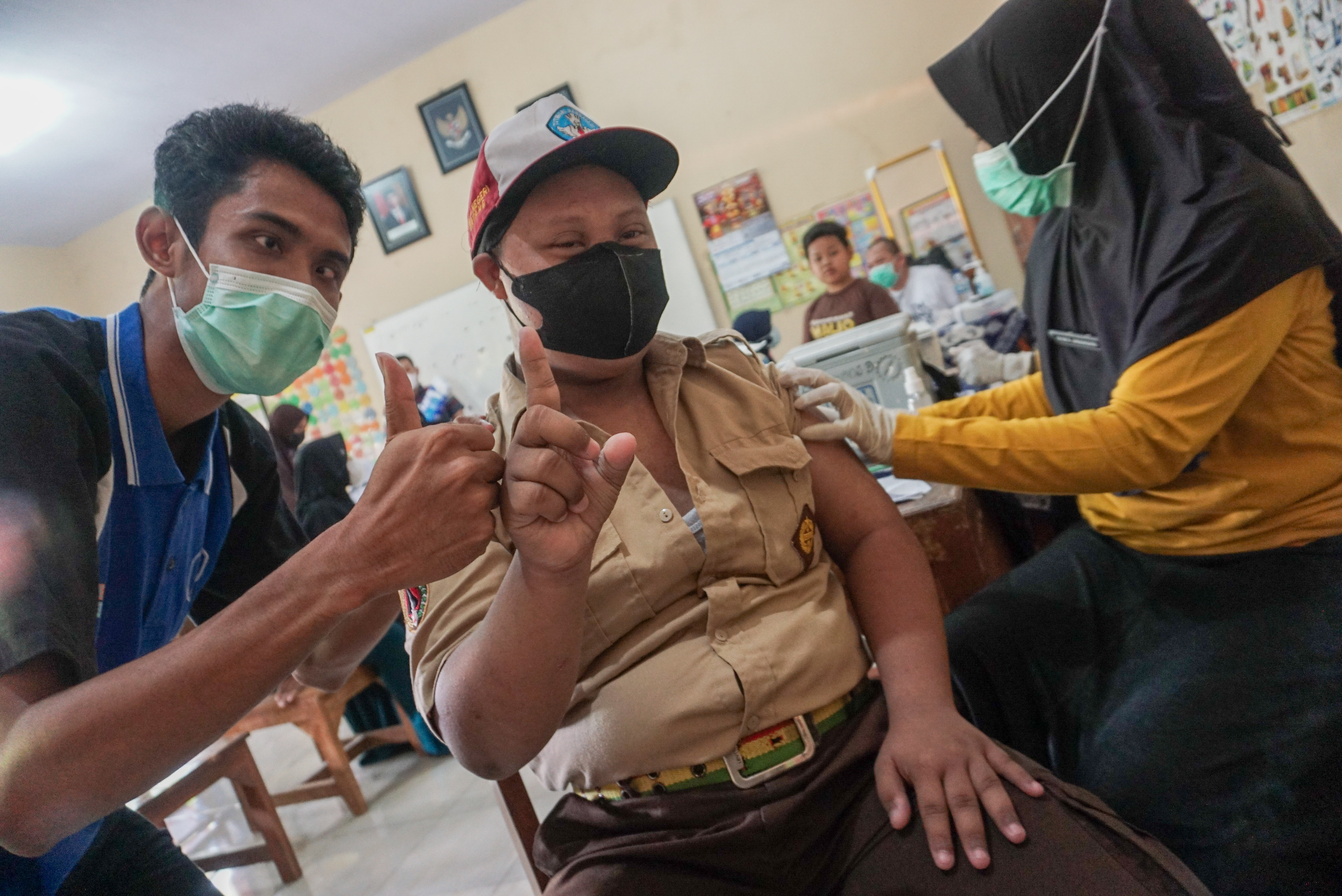 Pelajar difabel mengikuti vaksinasi COVID-19 di SLB N Kabupaten Batang, Jawa Tengah, Jumat (7/1/2022). 