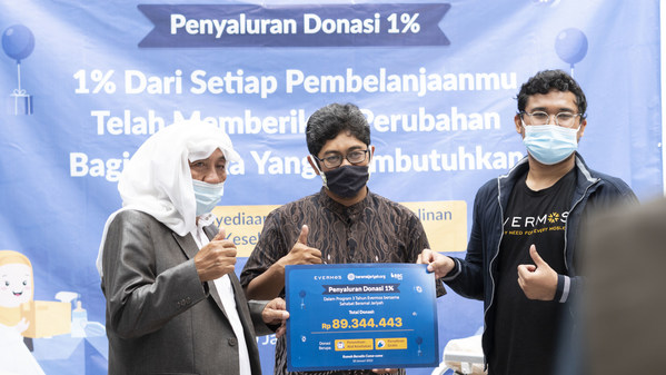 Penyerahan bantuan secara simbolis untuk program persalinan gratis dan alat medis dari Evermos kepada Rumah Bersalin Cuma-Cuma (RBC) Bandung