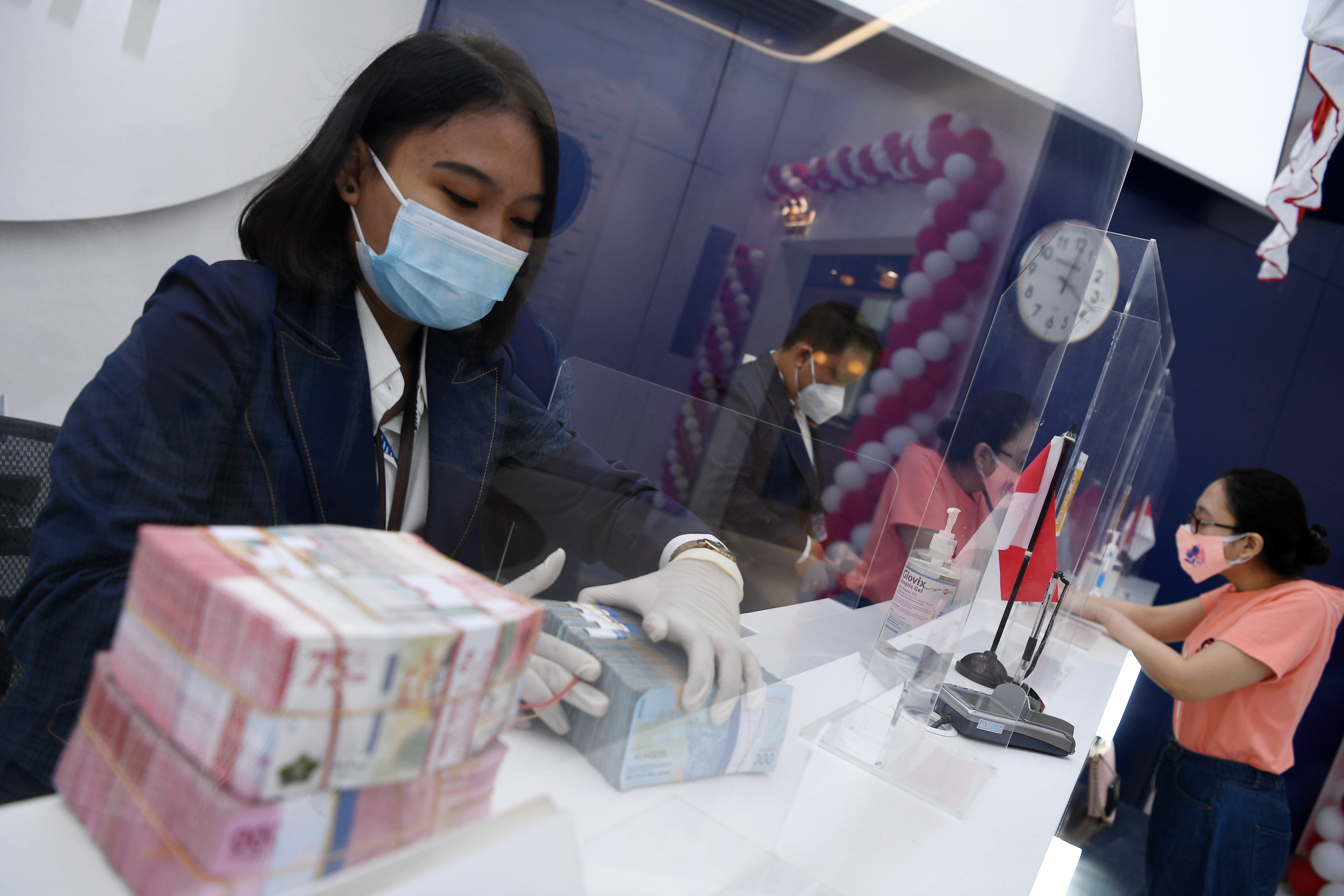 Petugas teller menghitung pecahan rupiah di Bank Mandiri Cabang Jakarta Sudirman, Jakarta, Senin (23/8).