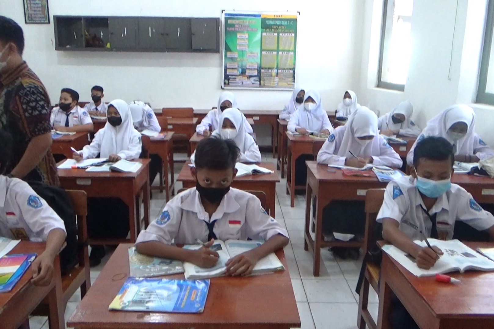 Siswa SMP 3 Kudus mengikuti Pembelajaran Tatap Muka (PTM) secara 100%, Selasa (4/1/2021). 