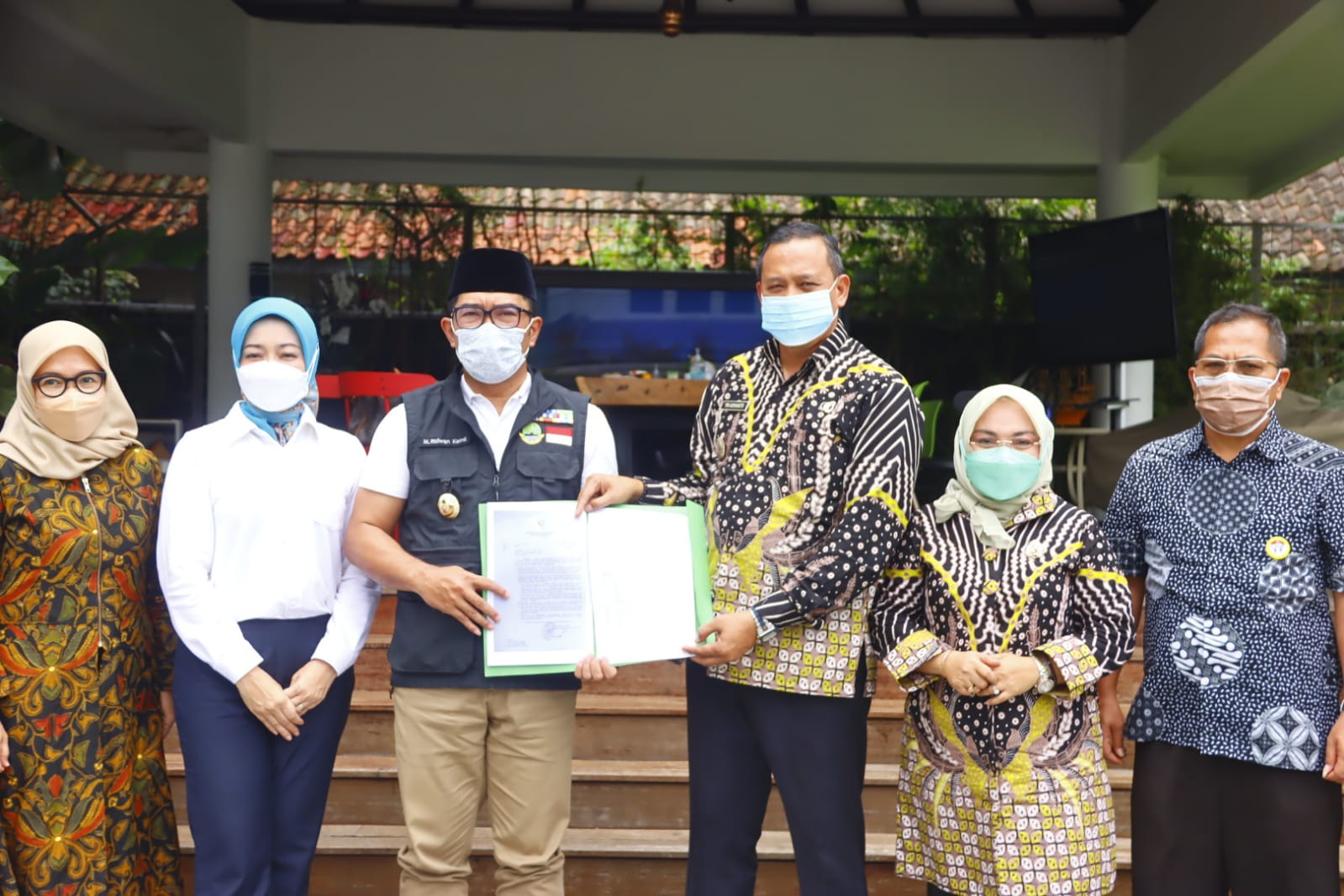 GUBERNUR Jawa Barat Ridwan Kamil menyerahkan Surat Tugas kepada Wakil Wali Kota Bekasi Tri Adhianto menjadi Pelaksana Tugas (Plt) Wali Kota 