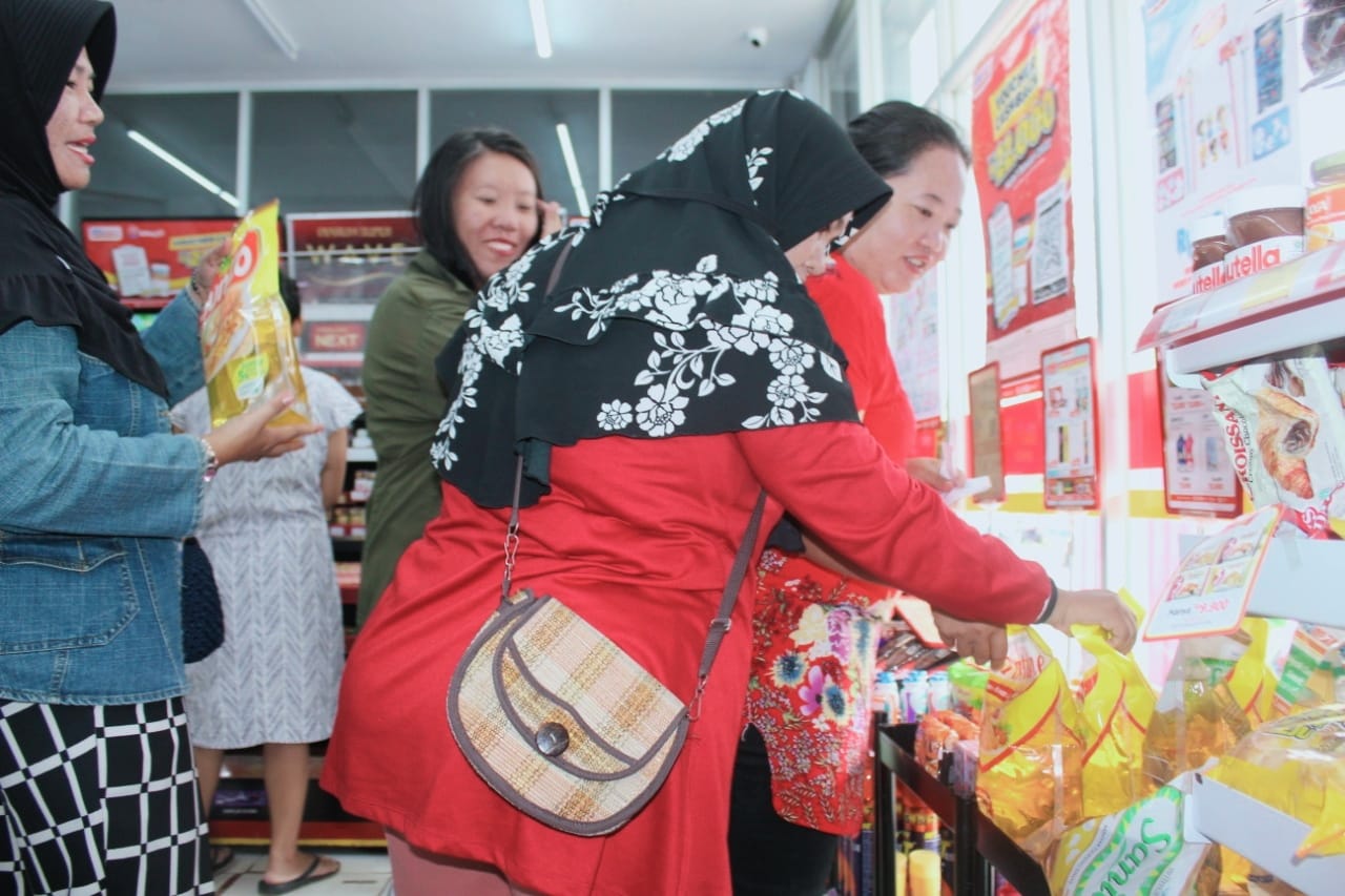 Para ibu membeli minyak goreng di ritel modern. Produsen Wilmar meminta konsumen tidak melakukan panic buying karena stok tersedia