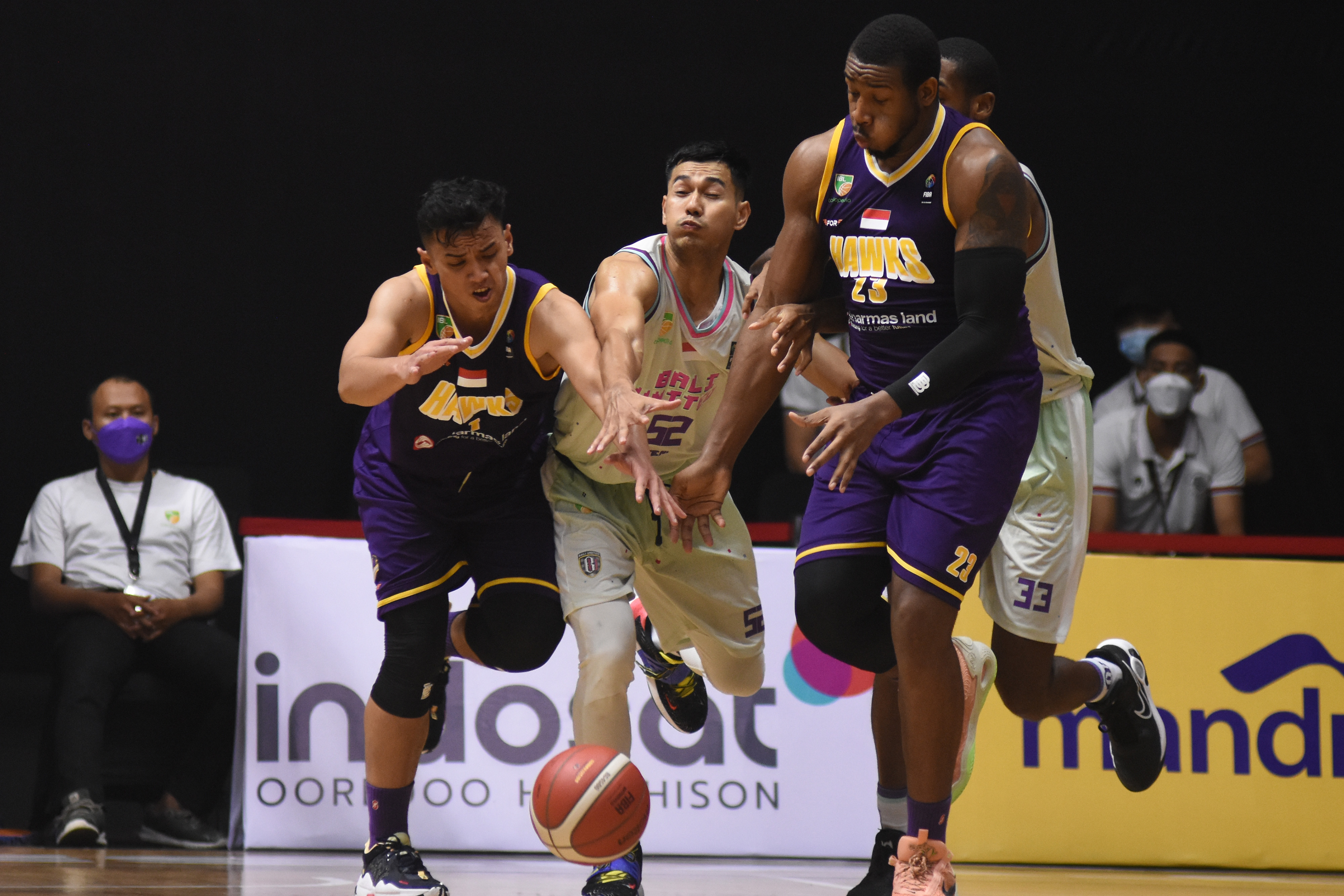 Laga IBL 2022 menampilkan pertandingan antara klub Bali United dan  Tangerang Hawks di di Hall Basket Kompleks GBK, Jakarta, Selasa (18/1). 
