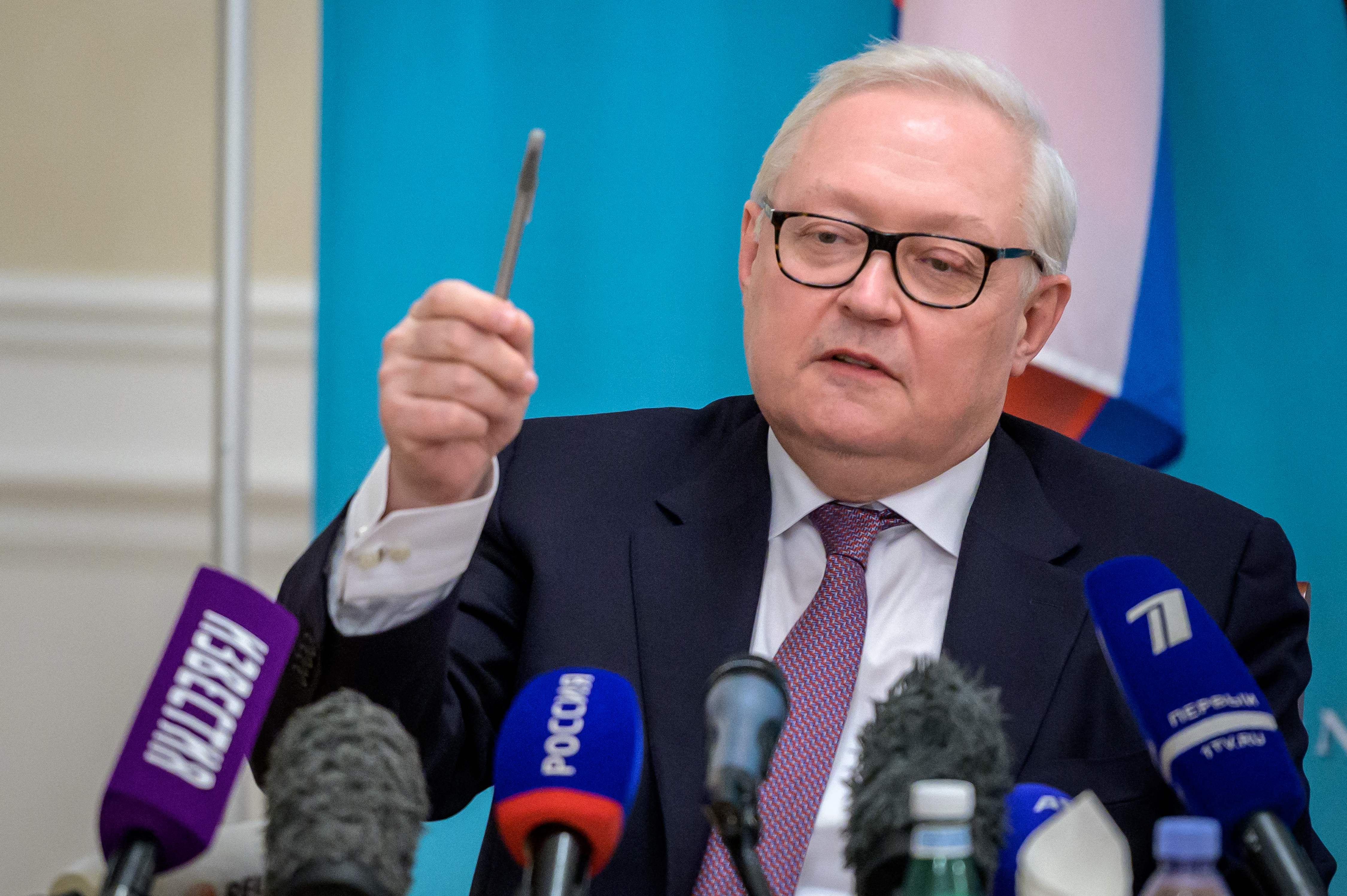 Wakil Menteri Luar Negeri Rusia Sergei Ryabkov saat jumpa pers terkait Ukraina di Jenewa, Swiss, pada Senin (10/1/2022). 